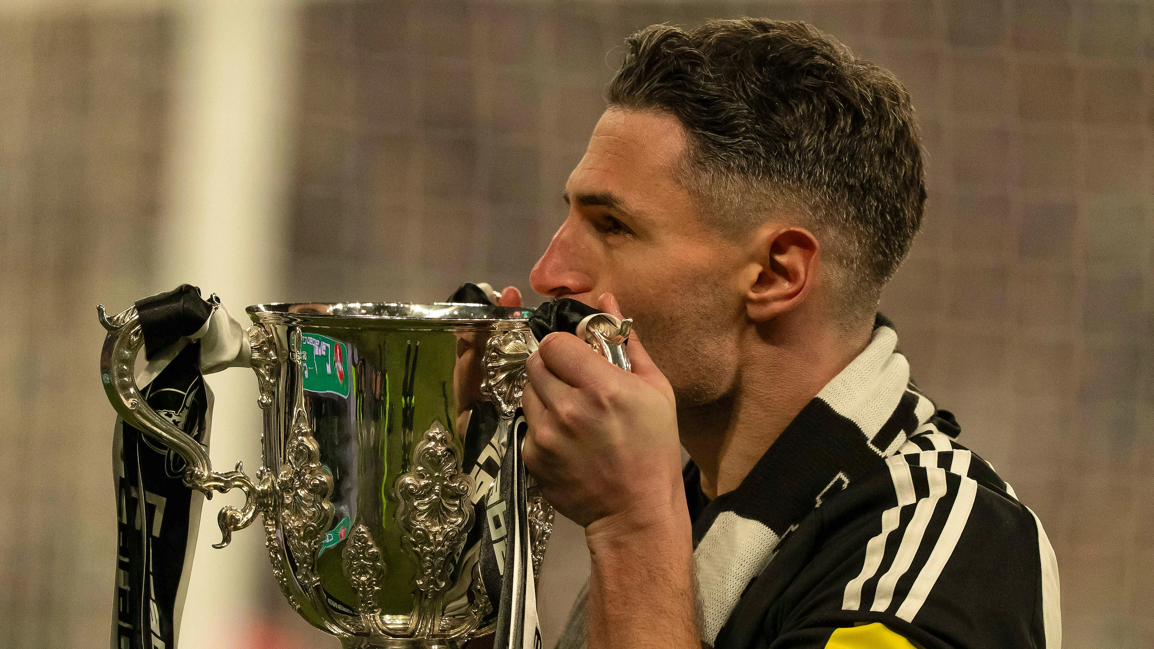 Schär küsst seine erste Trophäe seit seinen drei Meistertiteln mit dem FCB (12/13, 13/14, 14/15)