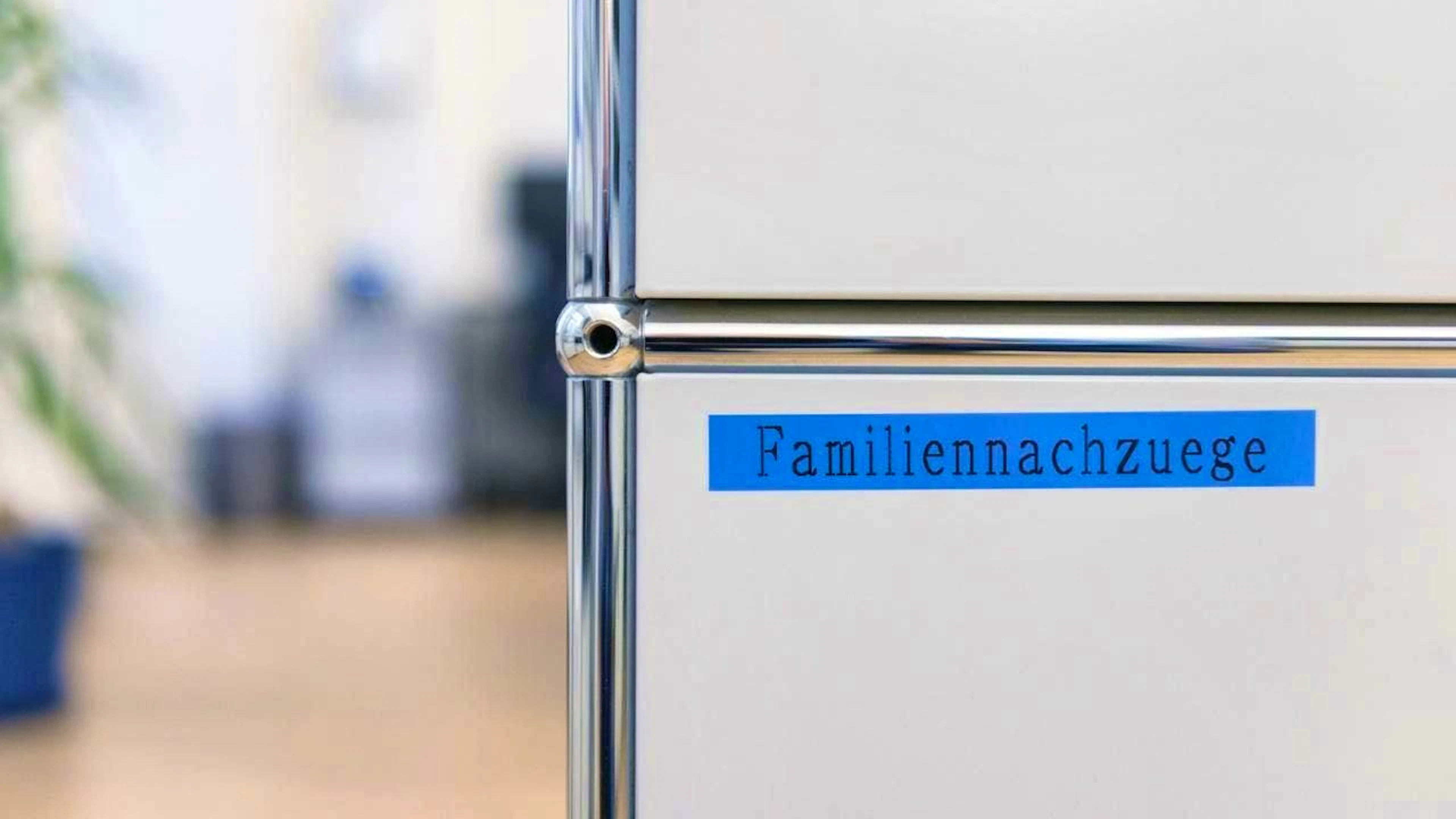 Discrimination against Swiss nationals with regard to family reunification continues: File box in the residents' registration office in Schaffhausen. (archive picture)