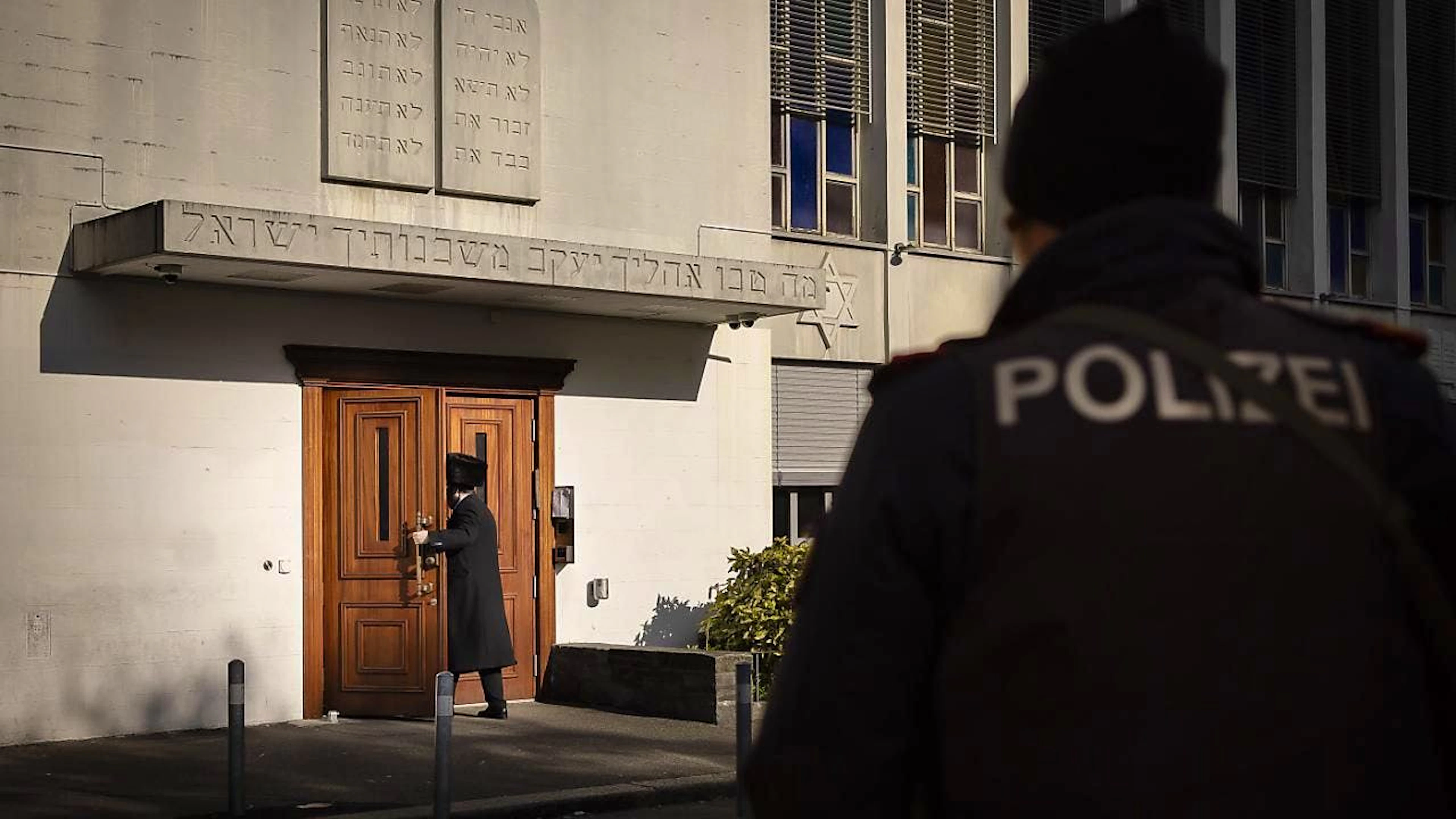 Seit den Kriegen im Nahen Osten haben die antisemitischen Vorfälle in der Schweiz zugenommen. Einsatzkräfte der Polizei bewachen den Eingangsbereich der Synagoge Agudas Achim in Zürich.