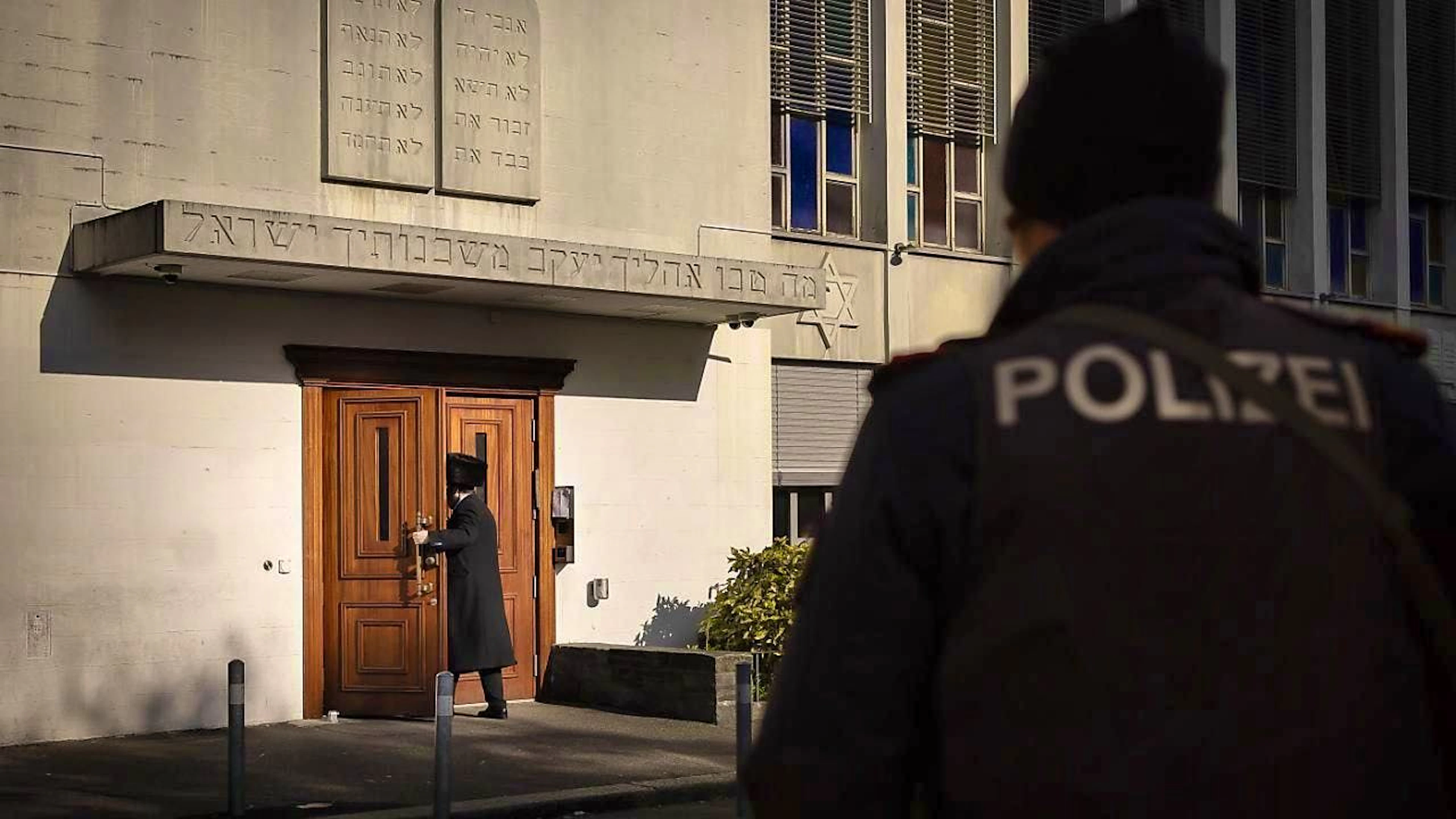 Anti-Semitic incidents have increased massively since the wars in the Middle East. Police officers guard the entrance to the Agudas Achim synagogue in Wiedikon ZH. (archive picture)