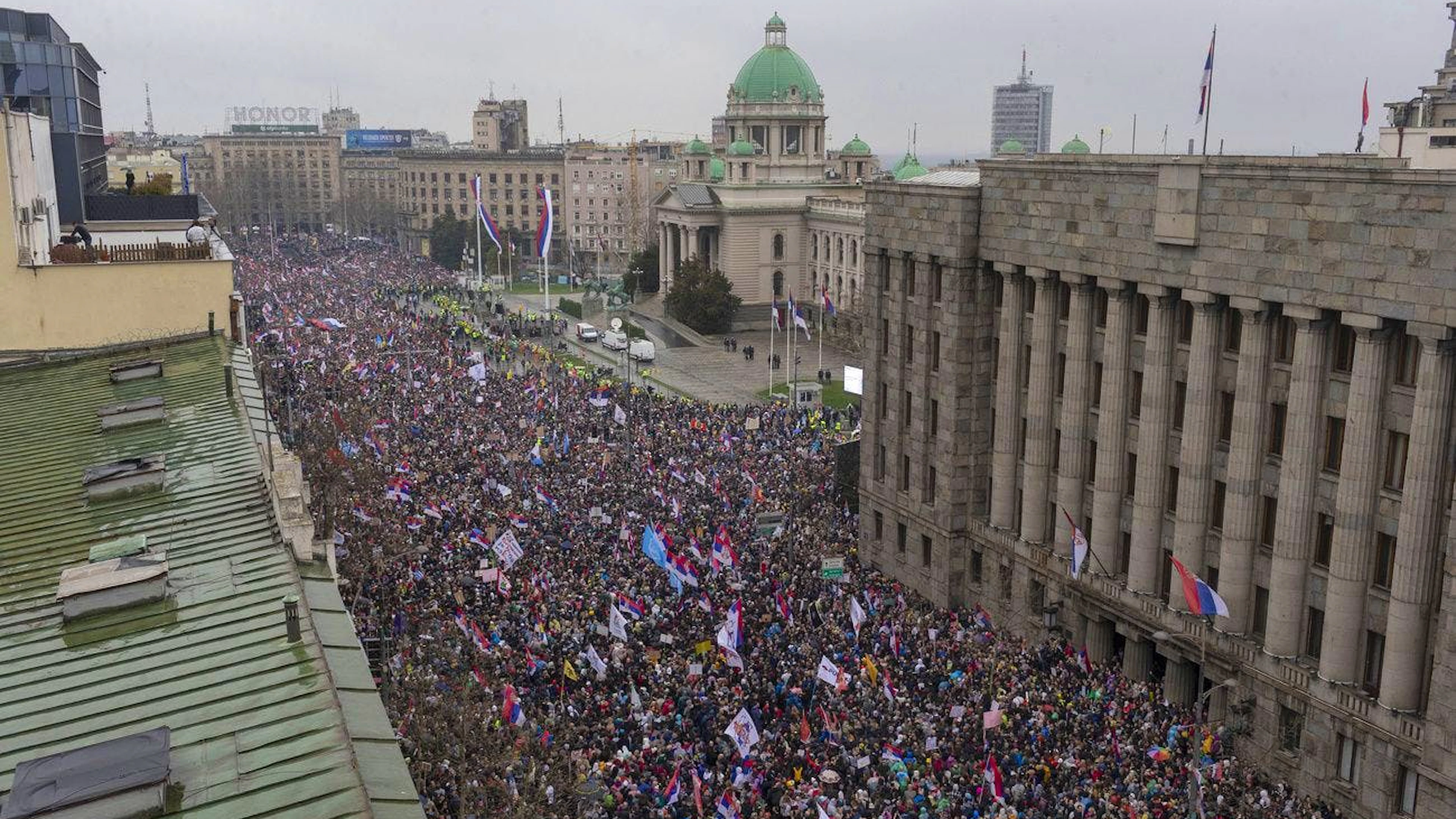 Zehntausende Demonstranten versammeln sich am Samstag vor dem serbischen Parlament in Belgrad.