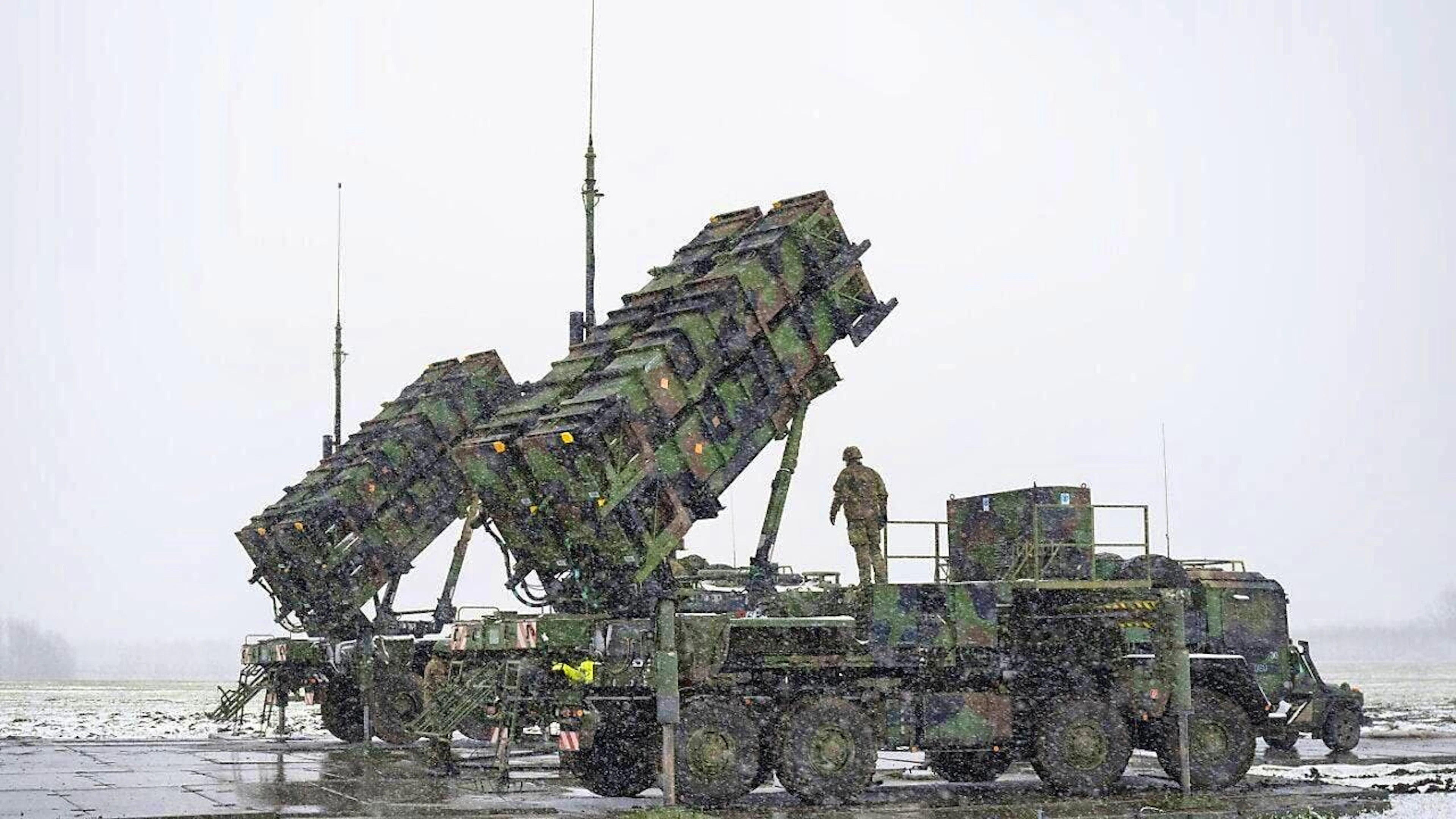 ARCHIVE - Bundeswehr soldiers stand on a trailer with launchers for Patriot air defense system missiles on a snow-covered field in south-eastern Poland. Photo: Sebastian Kahnert/dpa