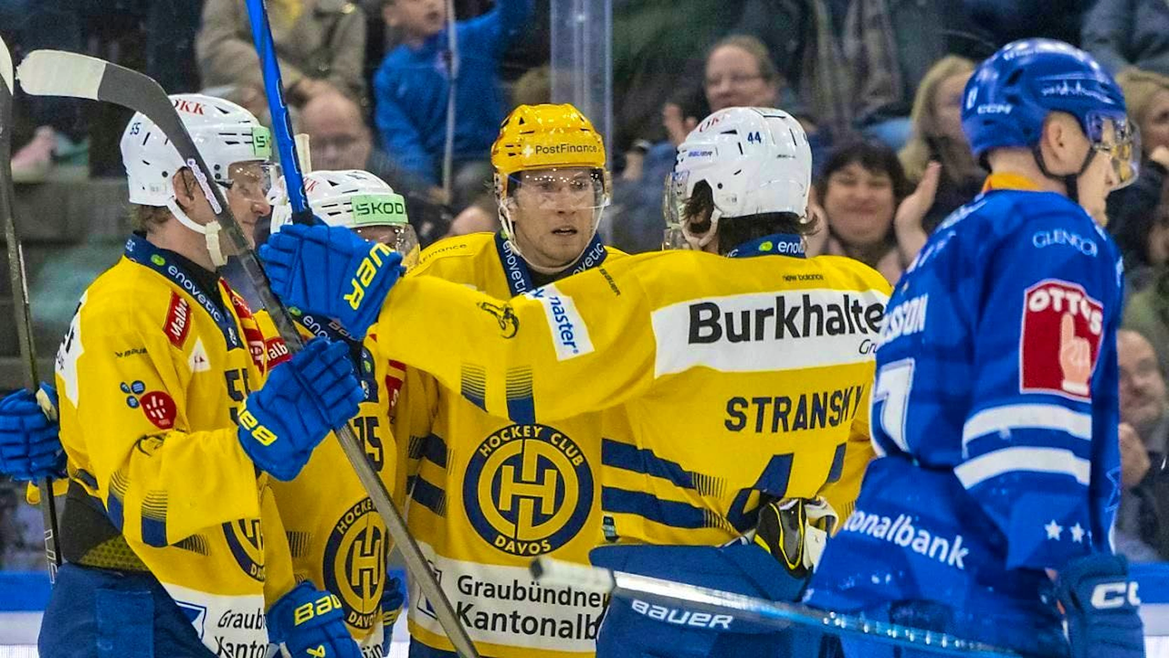 Always celebrating: Davos' top scorer Adam Tambellini (m.) and his teammates are happy about another clear win against Zug