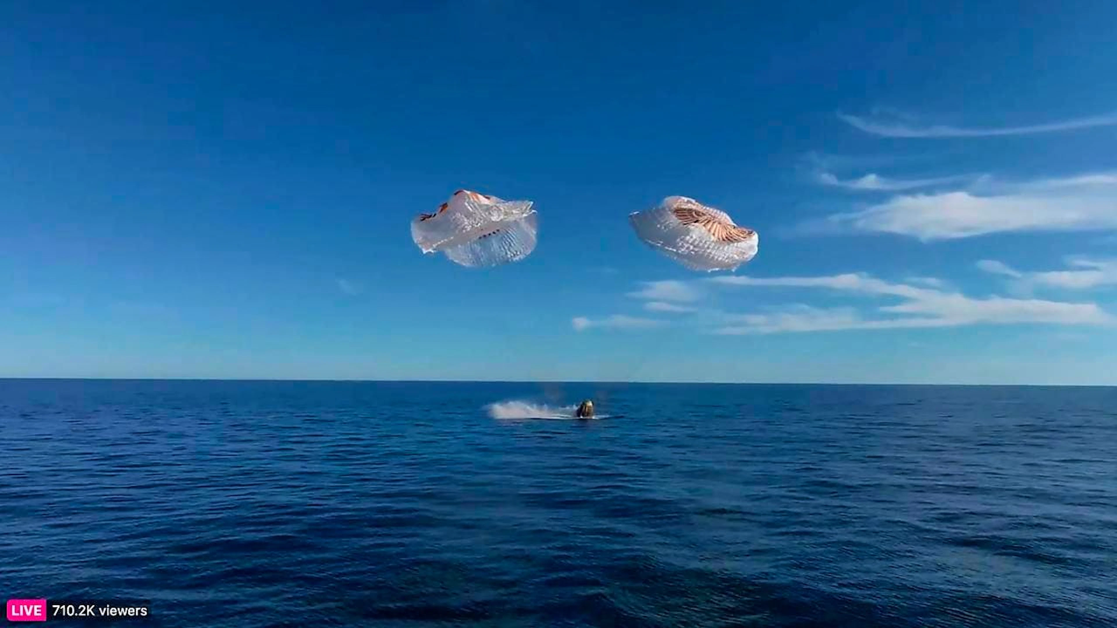 Dieses Bild aus einem von SpaceX veröffentlichten Video zeigt eine SpaceX-Kapsel, die mit dem Fallschirm in den Golf von Mexiko stürzt.