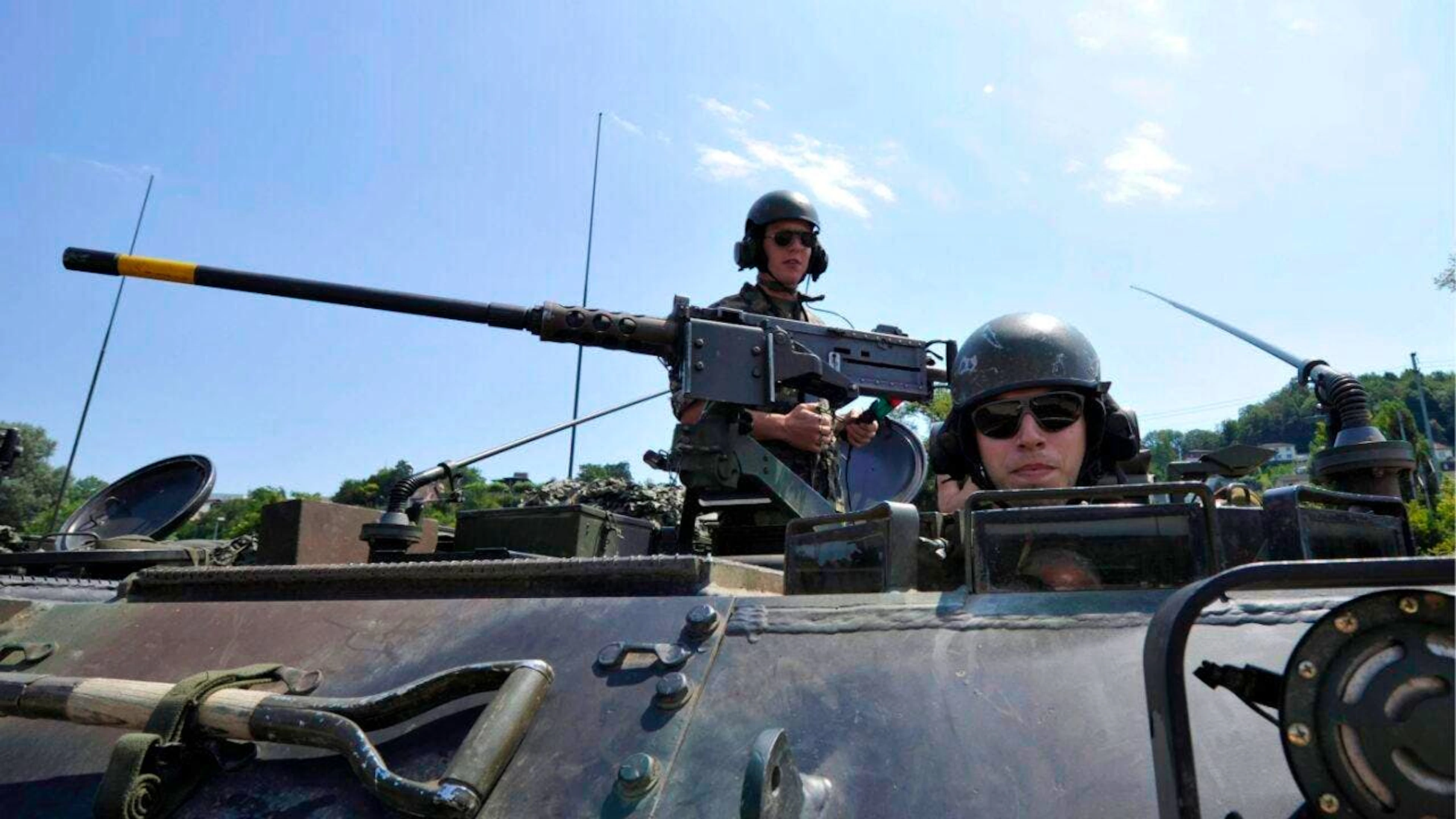 In Uttigen BE ist am Dienstagnachmittag ein Schützenpanzer M113 in die Aare gestürzt. Drei Personen mussten ins Spital gebracht werden. (Symbolbild)
