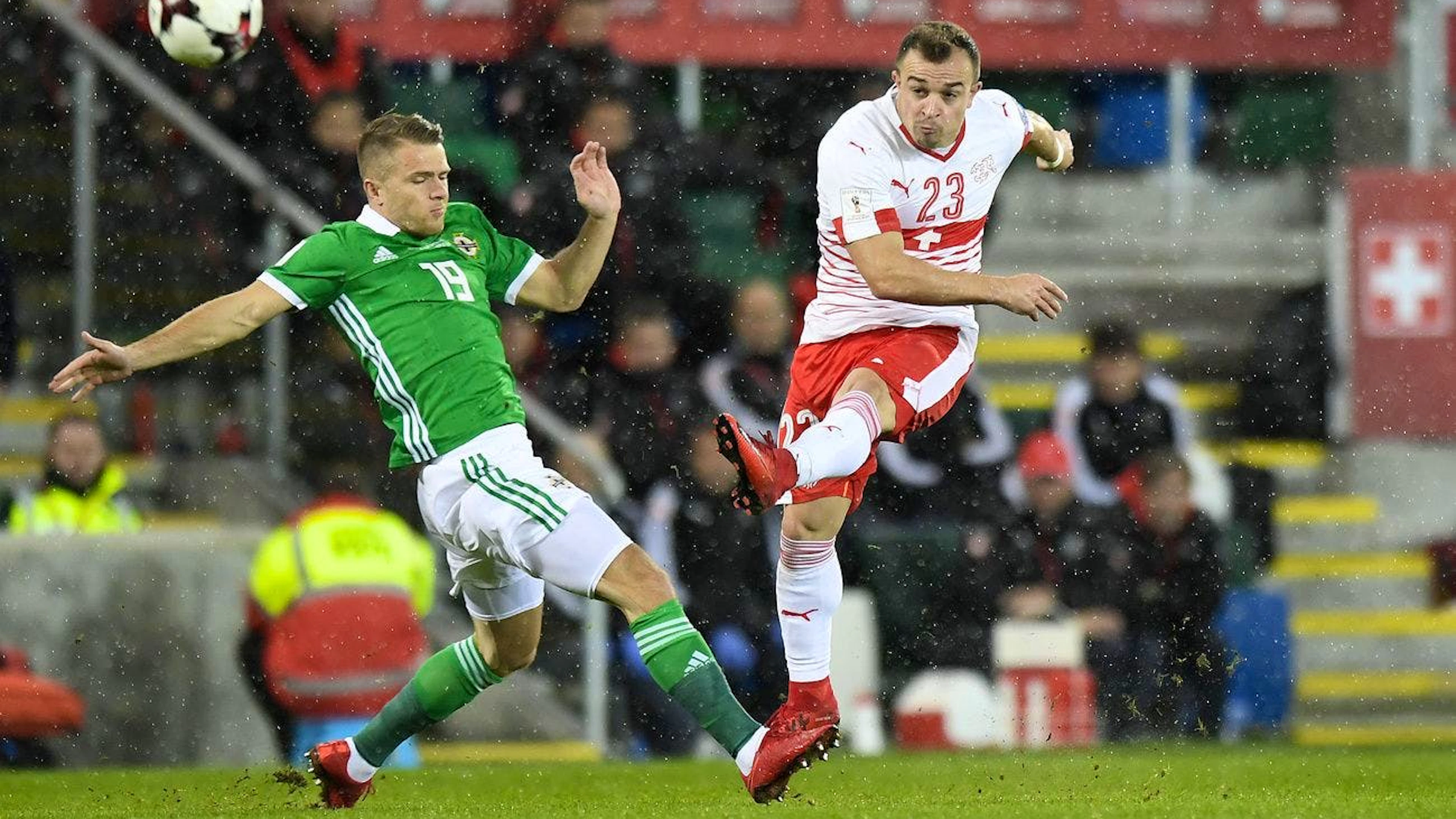 Im WM-Playoff-Hinspiel 2018 zwischen Nordirland und der Schweiz am 9. November 2017 im Windsor Park, Belfast, kämpften Jamie Ward und Xherdan Shaqiri um den Ball.