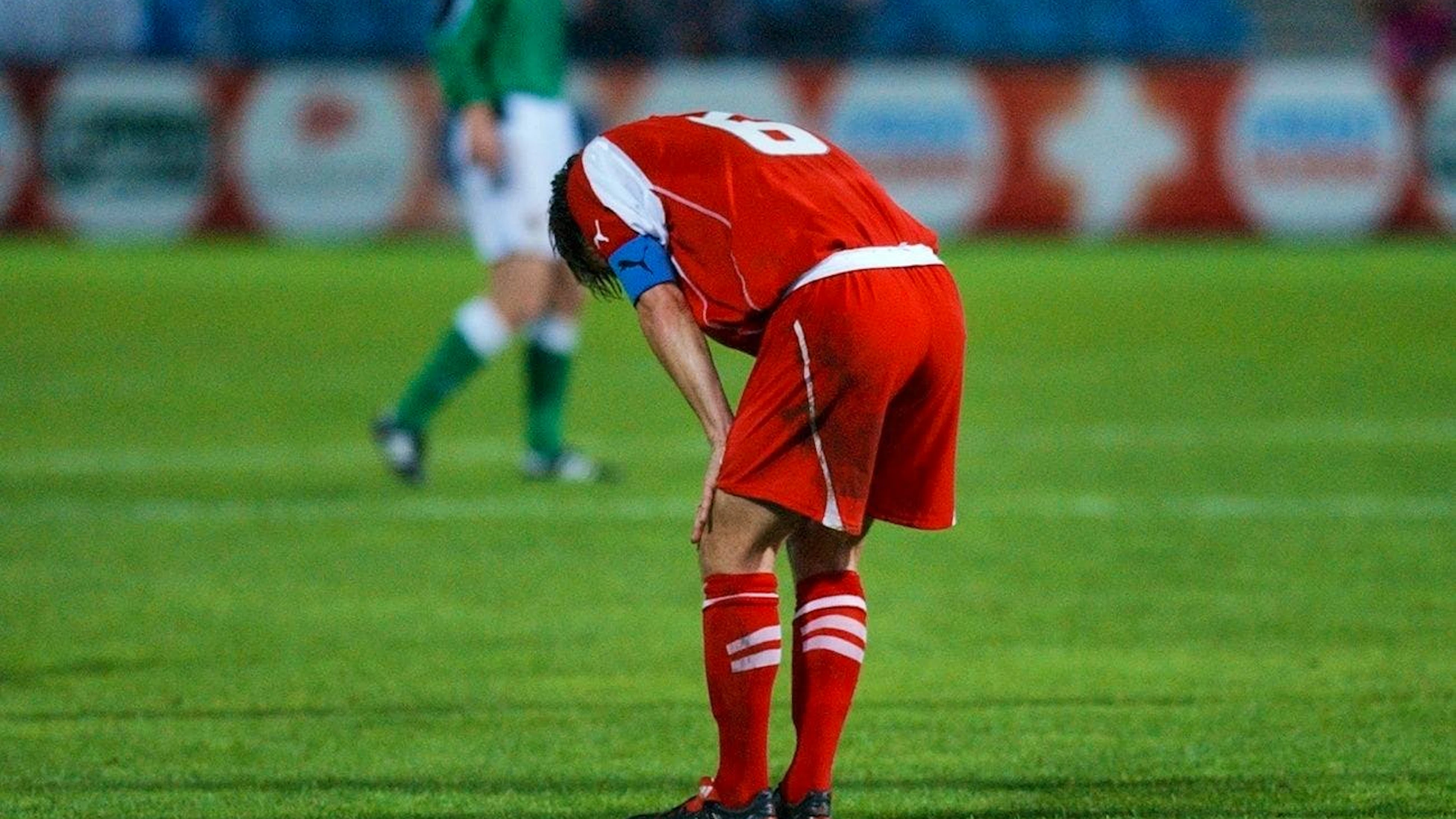Am 18. August 2004 im Freundschaftsspiel gegen Nordirland im Hardturm, Zürich, ging Johann Vogel nach einem Foul zu Boden. Vor Schmerzen gekrümmt, musste der Schweizer Captain wenig später ausgewechselt werden.