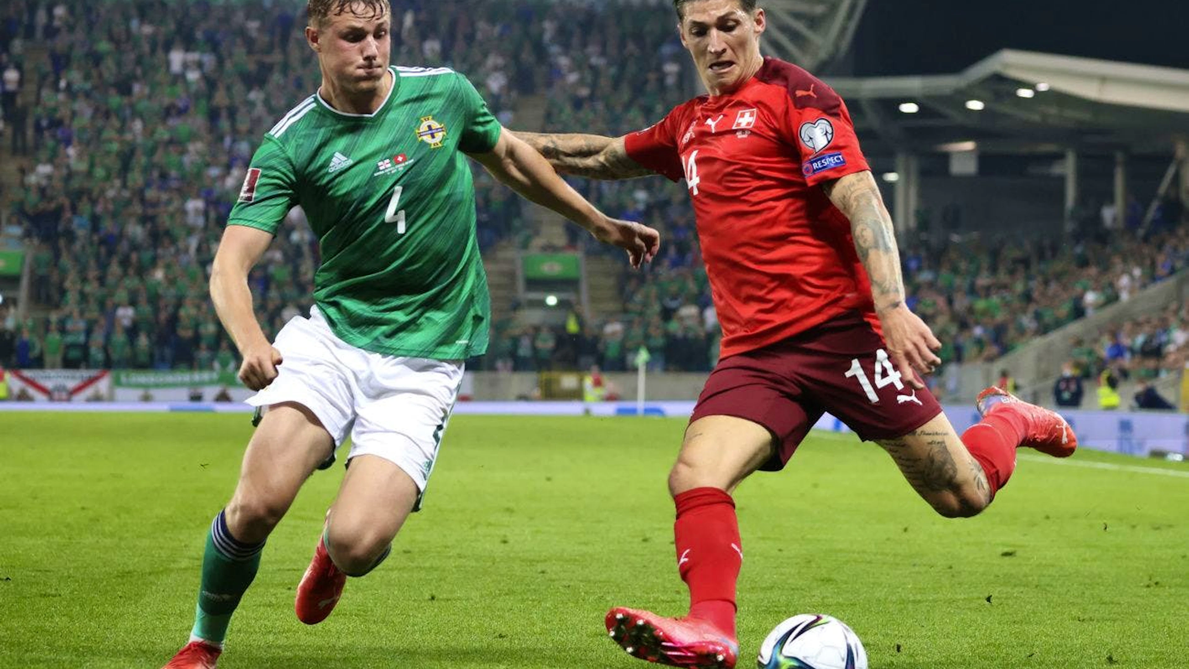 Am 8. September 2021 trafen Nordirland und die Schweiz in der WM-Qualifikation 2022 im Windsor Park, Belfast, aufeinander. Daniel Ballard lieferte sich dabei einen intensiven Zweikampf mit Steven Zuber.