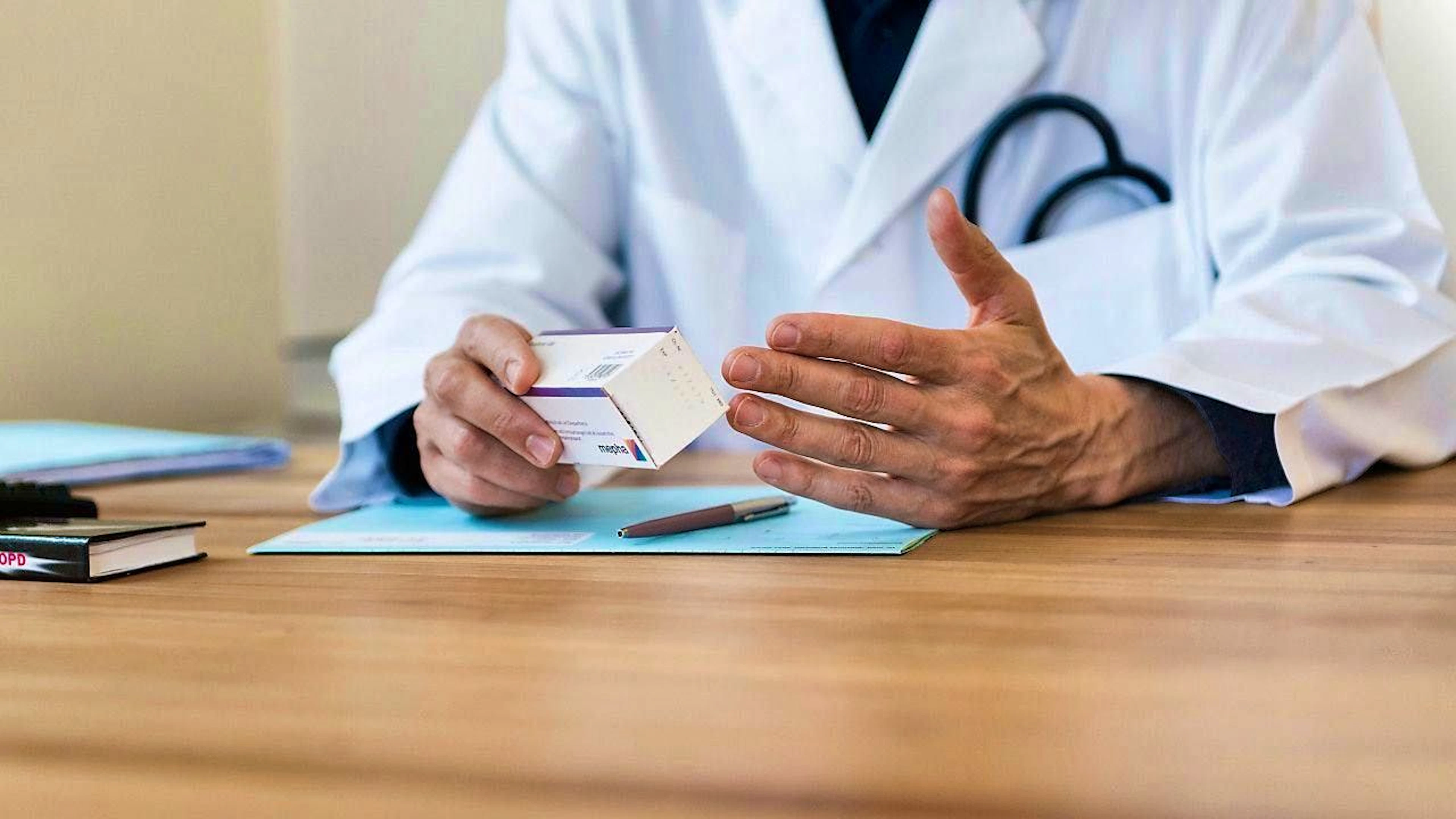 Patients will have to pay more medical costs themselves in future: Parliament has instructed the Federal Council to increase the minimum deductible.