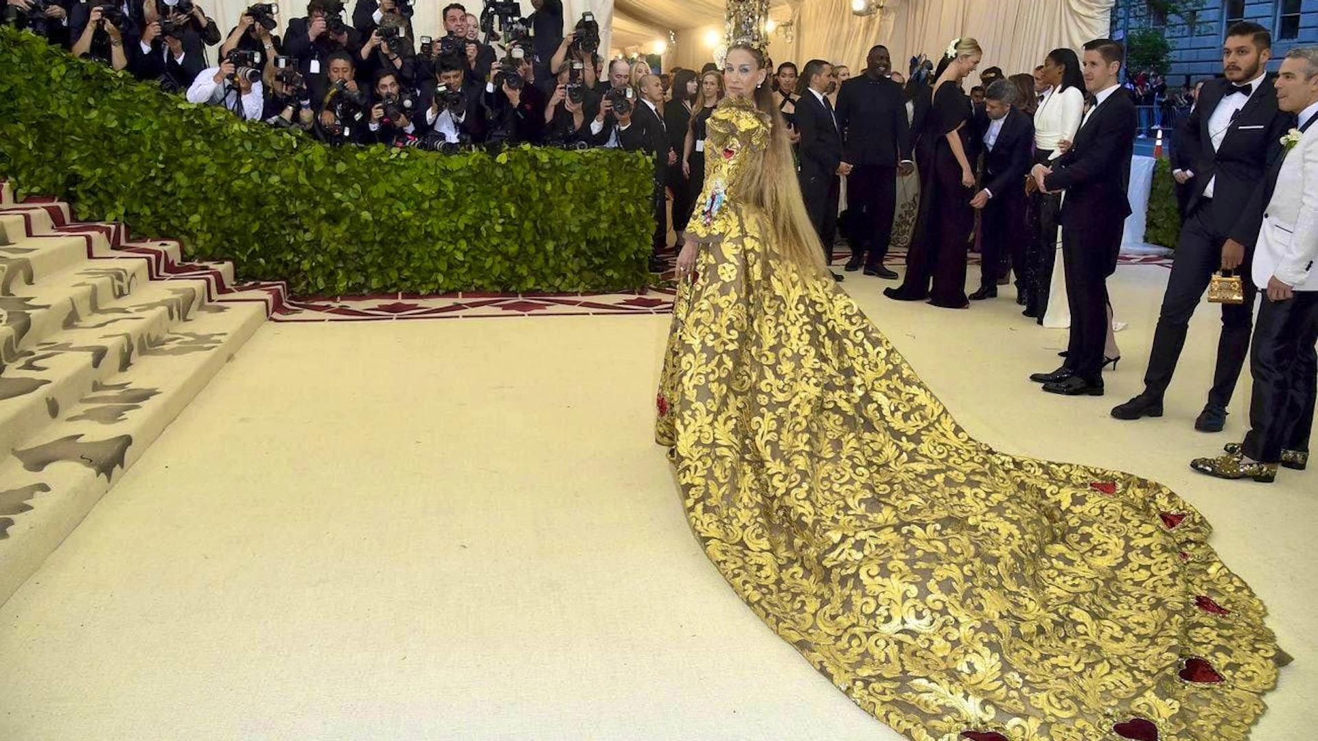 carrie bradshaw gold dress A look back at her unforgettable looks carrie bradshaw iconic outfits