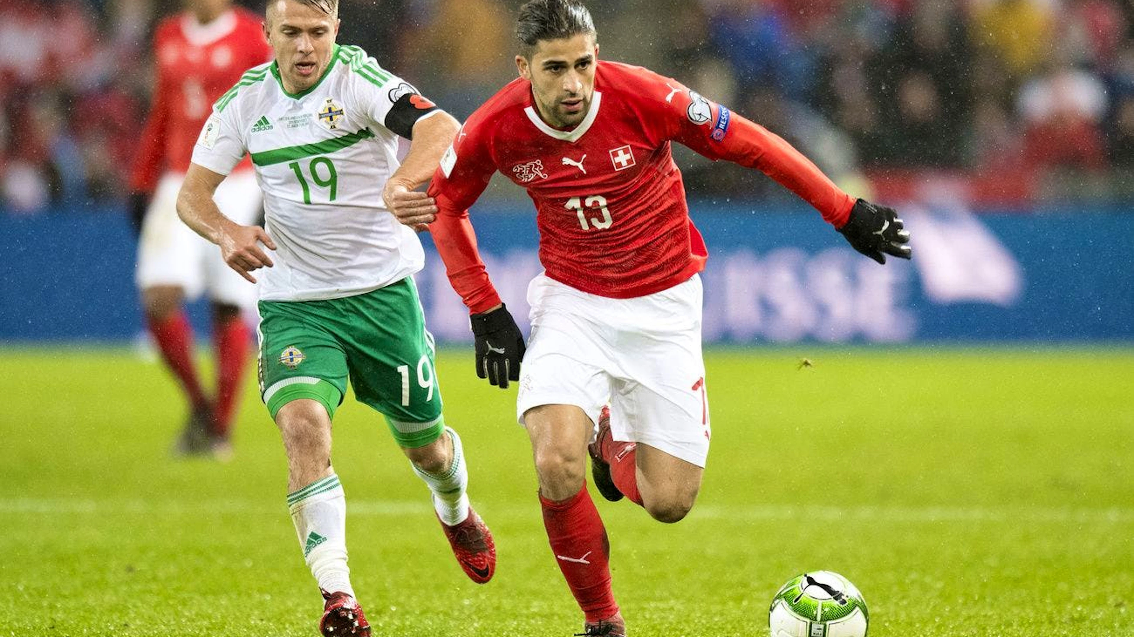 Im WM-Playoff-Rückspiel 2018 zwischen der Schweiz und Nordirland am 12. November 2017 im St. Jakob-Park, Basel, lieferte sich Jamie Ward einen harten Zweikampf mit Ricardo Rodriguez.