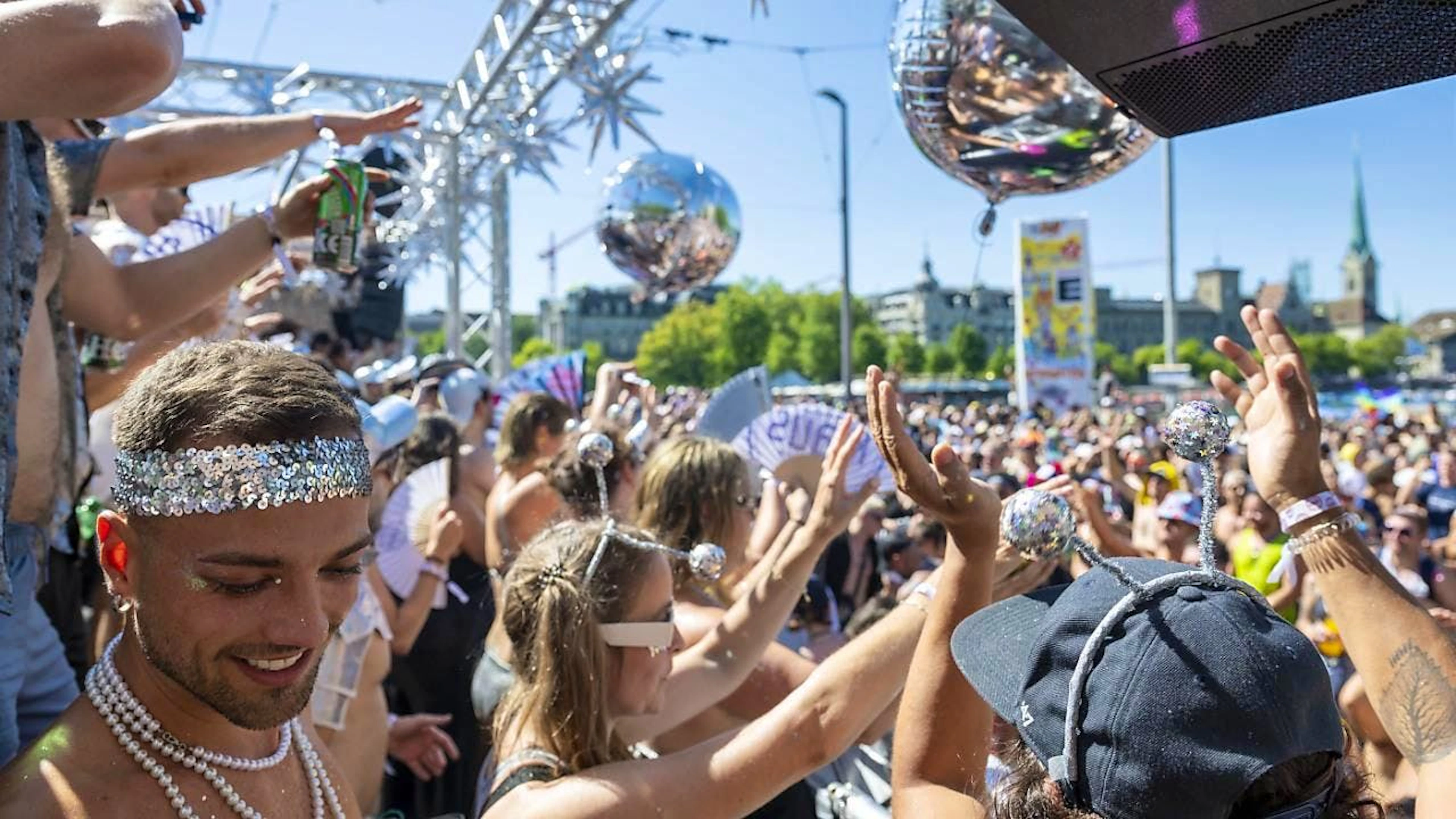Ein Meilenstein für die Schweizer Technokultur war die erste Zürcher Streetparade 1992 - inspiriert von der Loveparade in Berlin. Danach zog sie immer Tausende nach Zürich, so auch im vergangenen Sommer. (Archivbild)