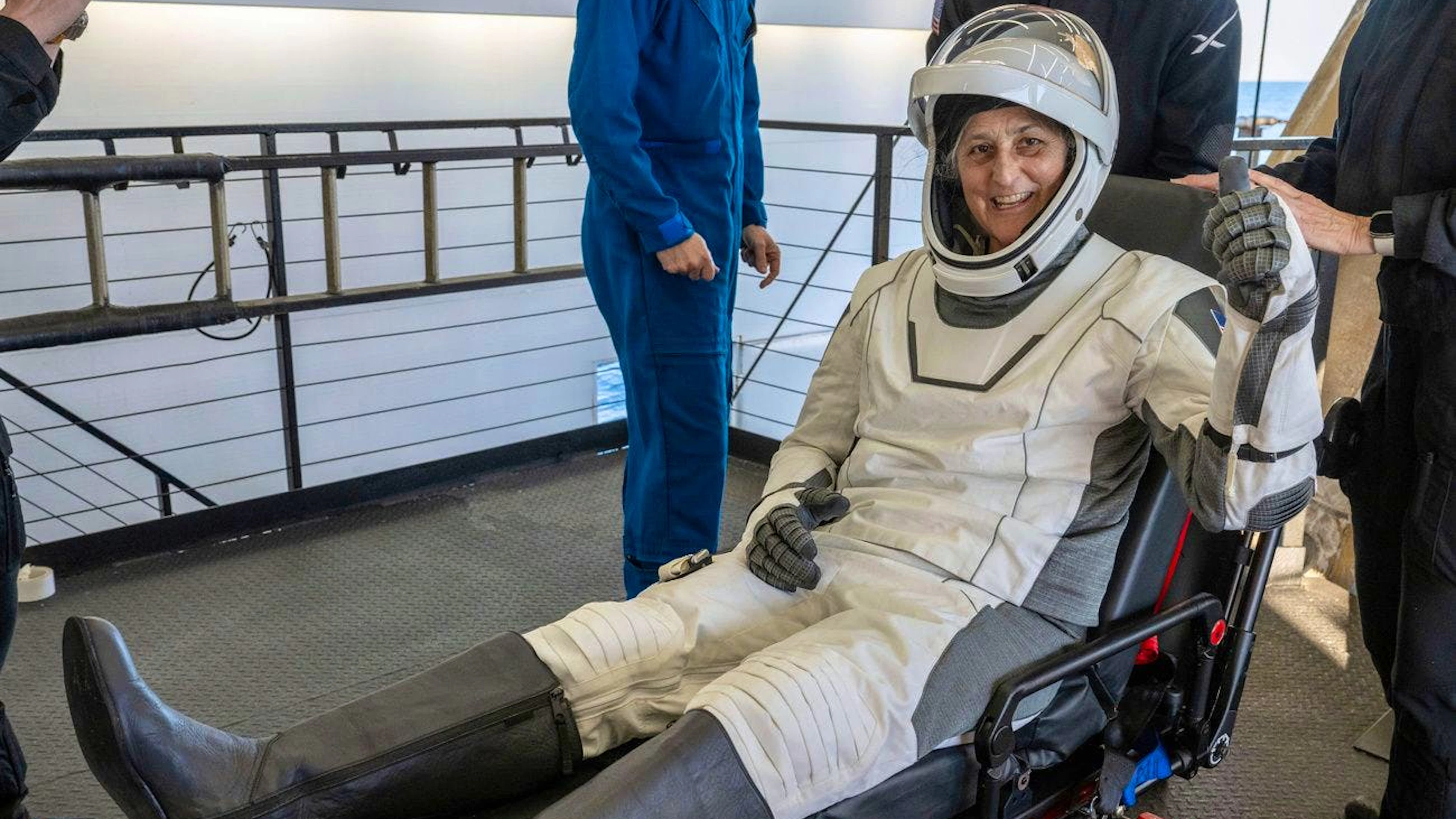 Die Nasa-Astronautin Suni Williams nachdem man ihr aus der SpaceX-Kapsel geholfen hat.