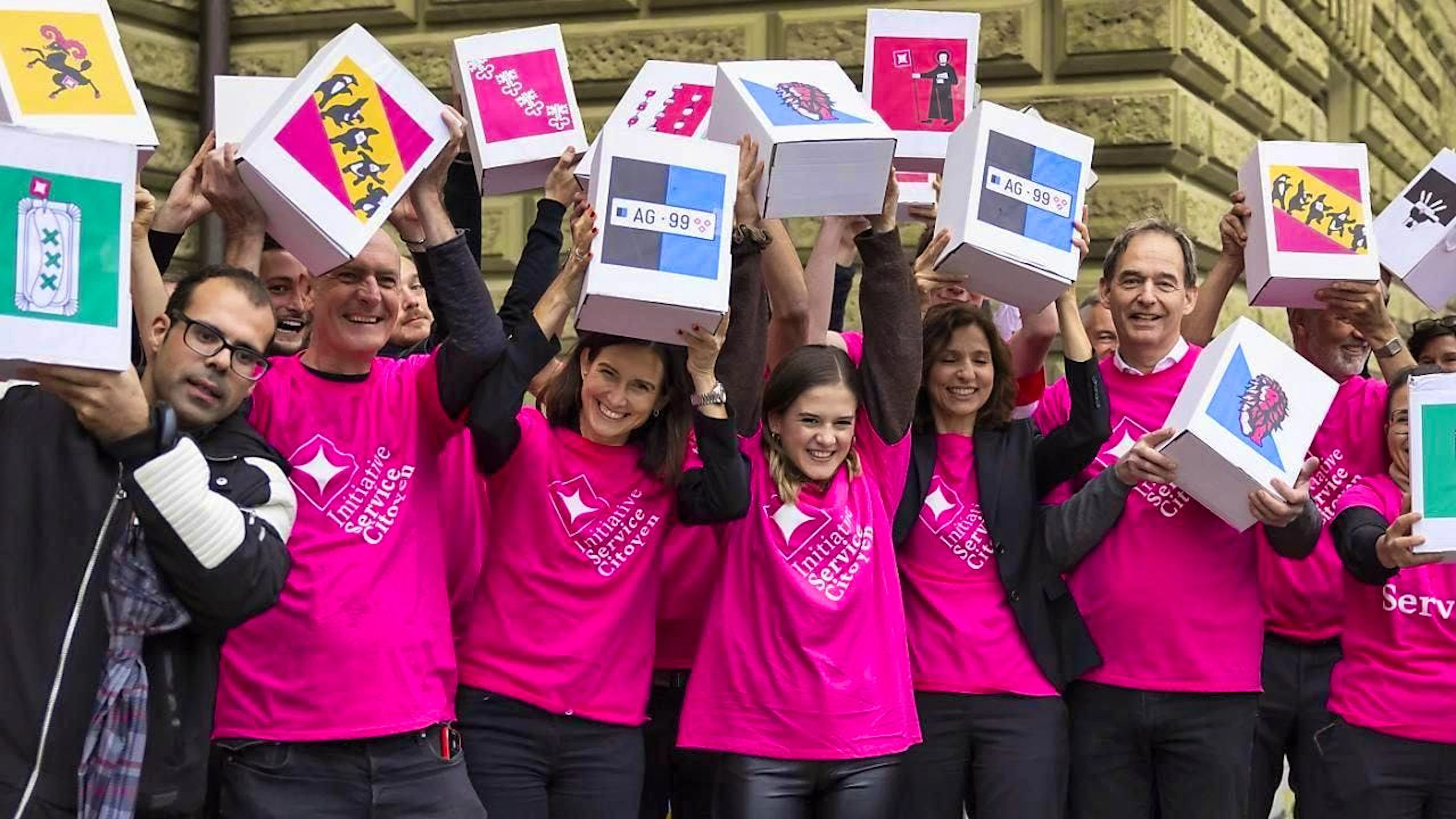 The initiators for a service citoyen submitting their signatures in October 2023. (archive image)
