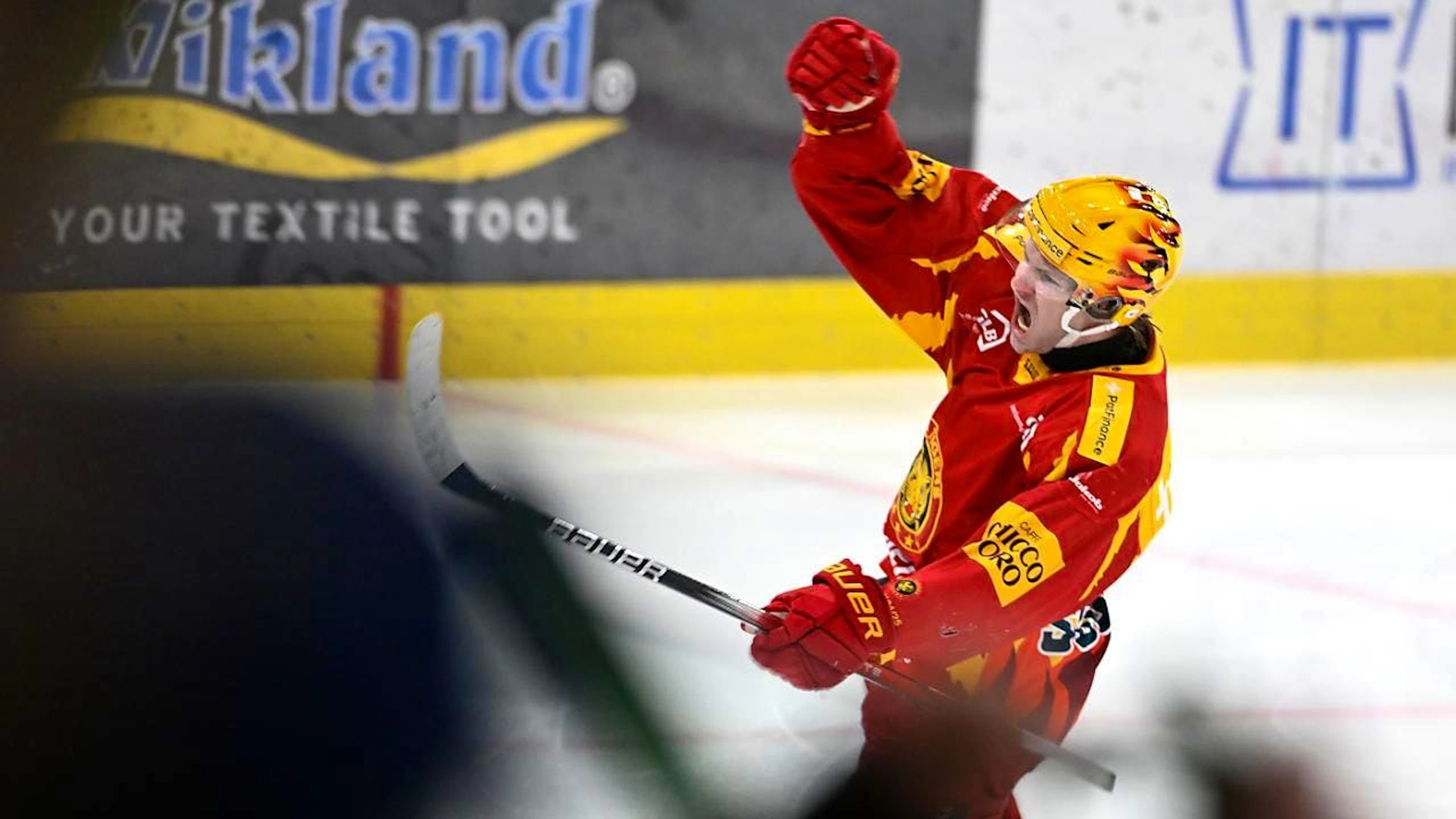 Doppeltorschütze Dario Rohrbach ist Langnaus grosse Figur beim 3:2-Heimsieg gegen Lausanne.