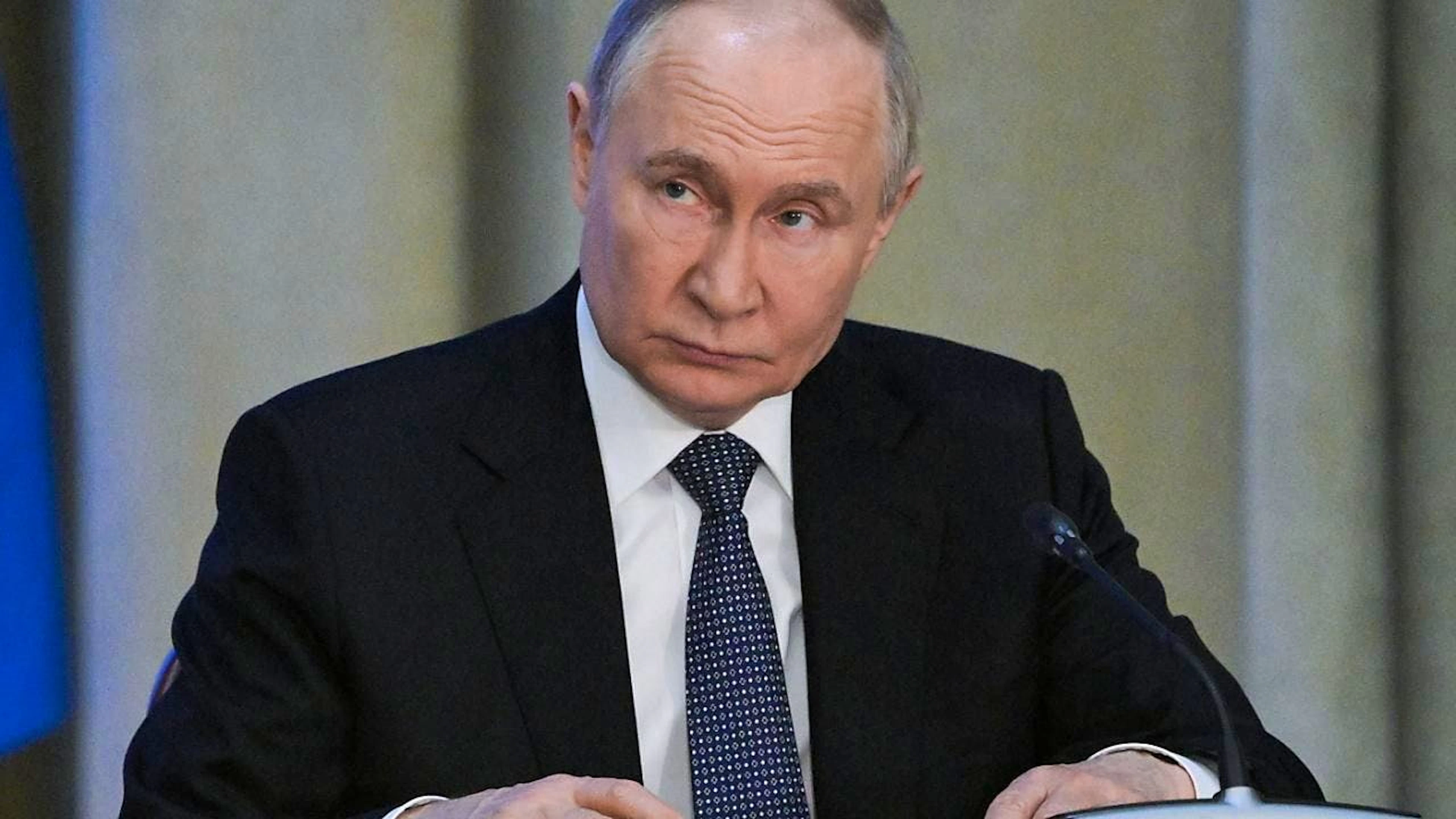 Il presidente russo Vladimir Putin sarebbe responsabile del crimine di guerra di deportazione illegale di bambini dalle aree occupate dell'Ucraina alla Federazione russa.