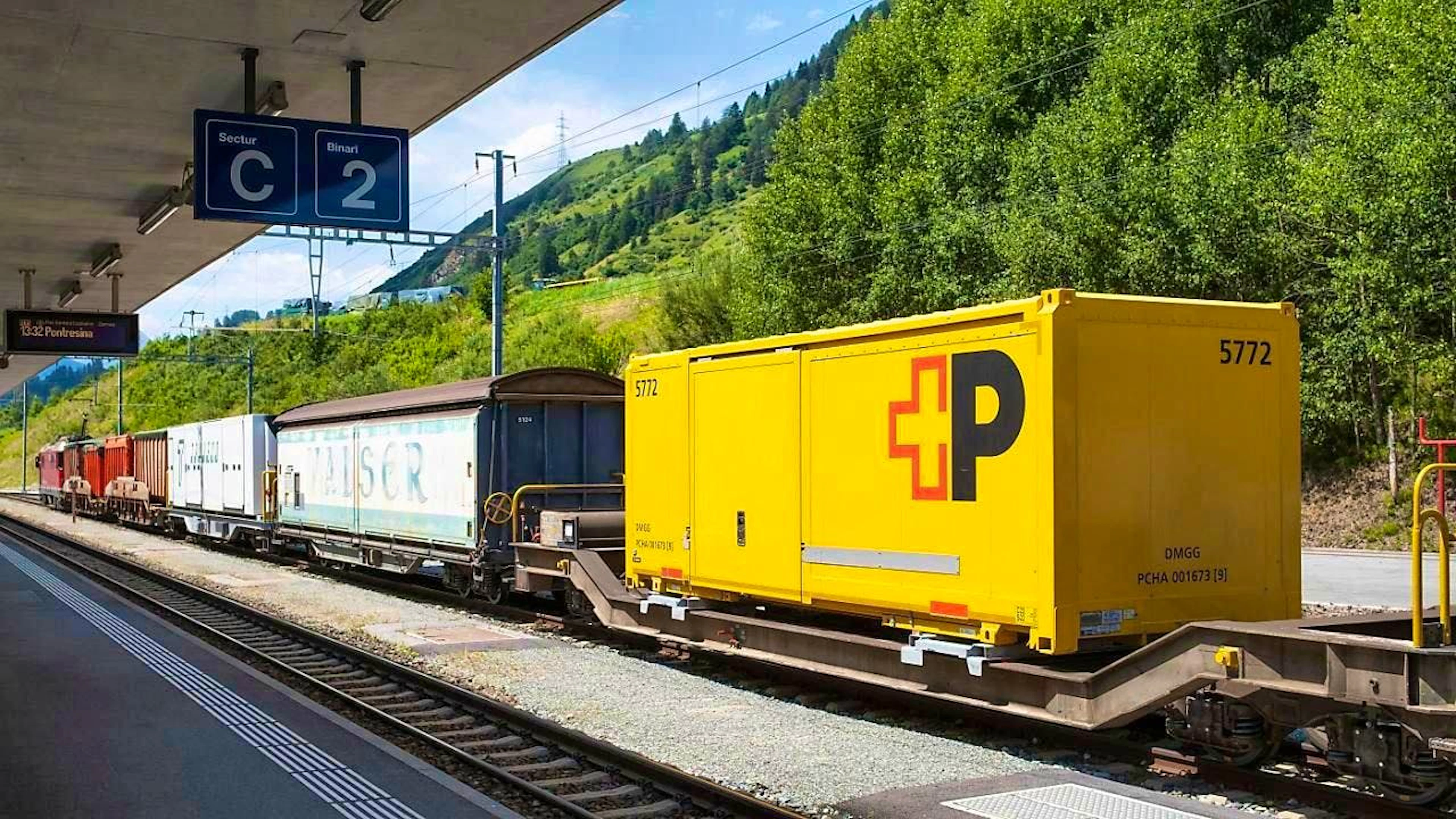 The number of freight trains crossing the Alps fell in 2024. Once again, too many trucks were crossing the Swiss mountains instead. (archive image)