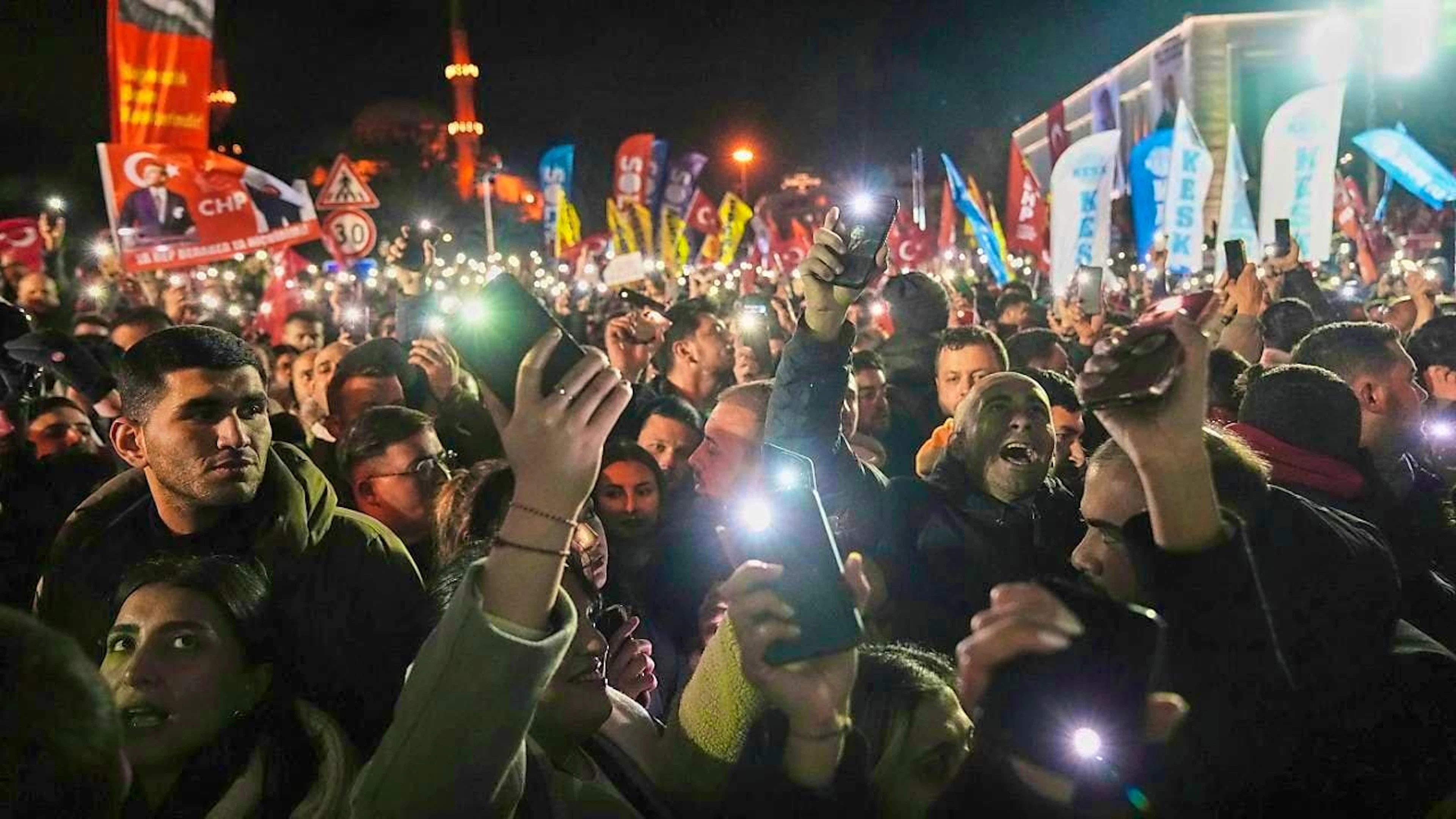 dpatopbilder - People gather in front of the city hall to protest against the arrest of Istanbul mayor Imamoglu. Photo: Francisco Seco/AP/dpa