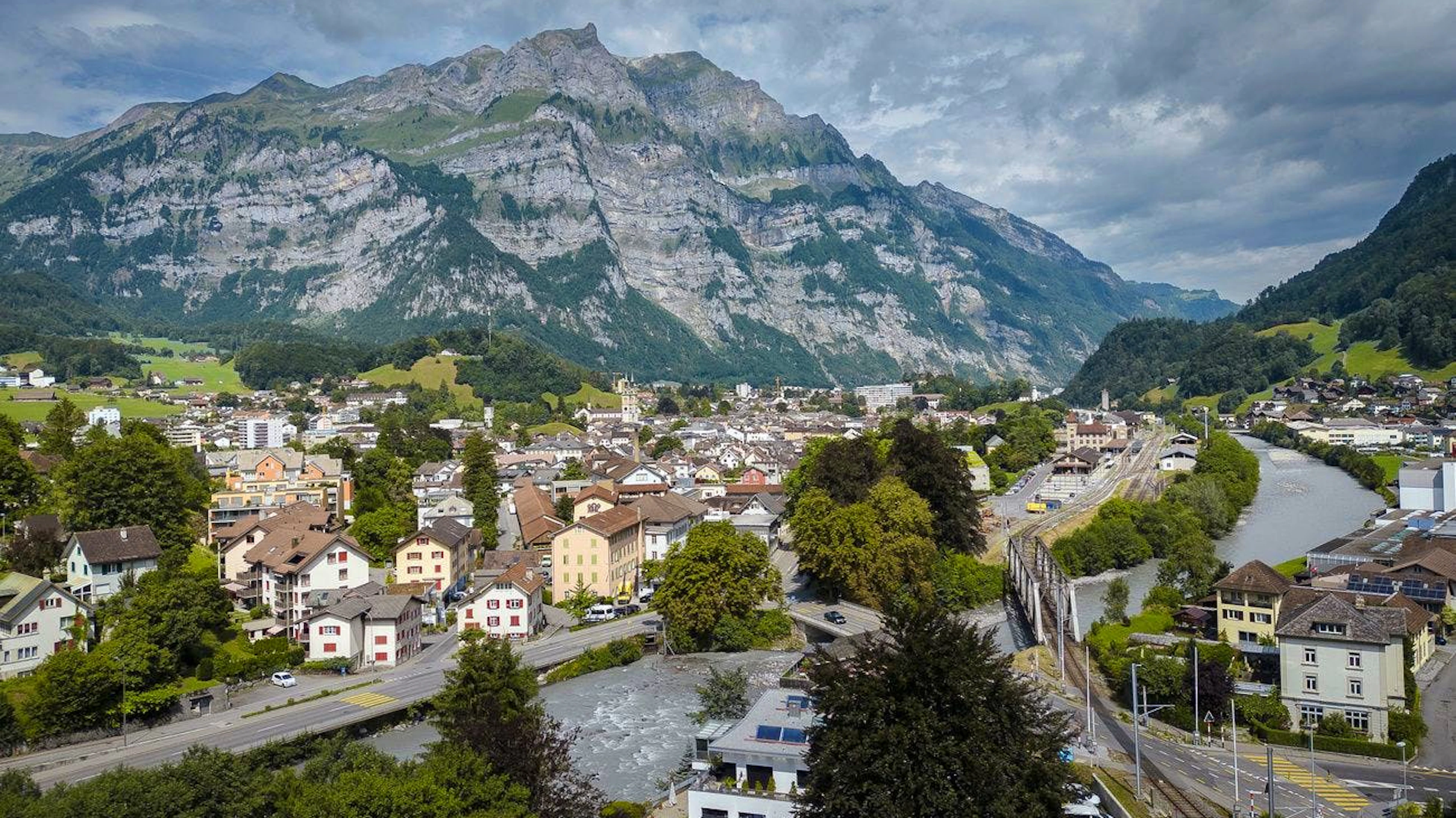 Die Gemeinde Glarus hat ein Ausgabenproblem.