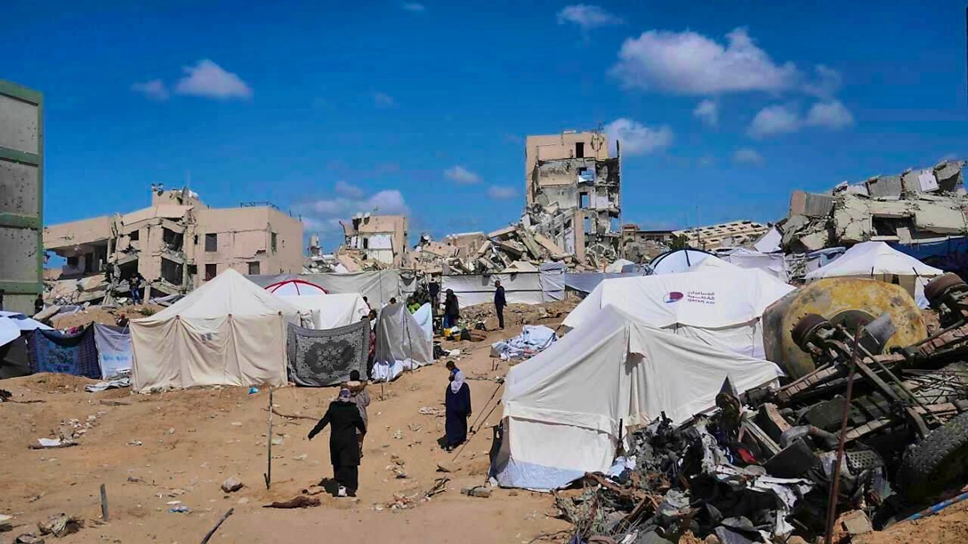 Displaced Palestinians set up tents next to the Indonesian hospital in the northern Gaza Strip one day after the renewed Israeli offensive. Photo: Jehad Alshrafi/AP/dpa