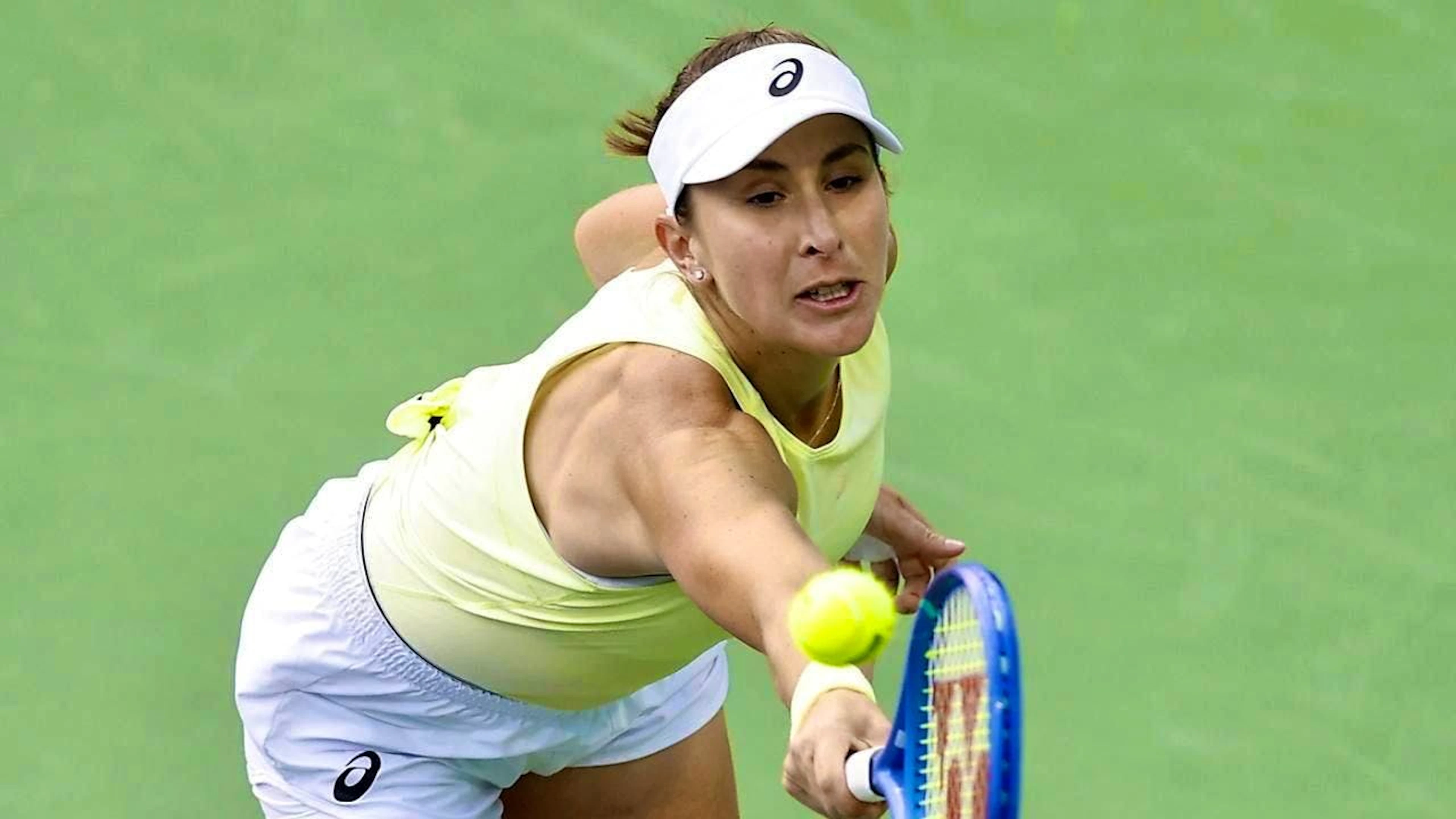 Belinda Bencic fights her way into the 2nd round in Miami.