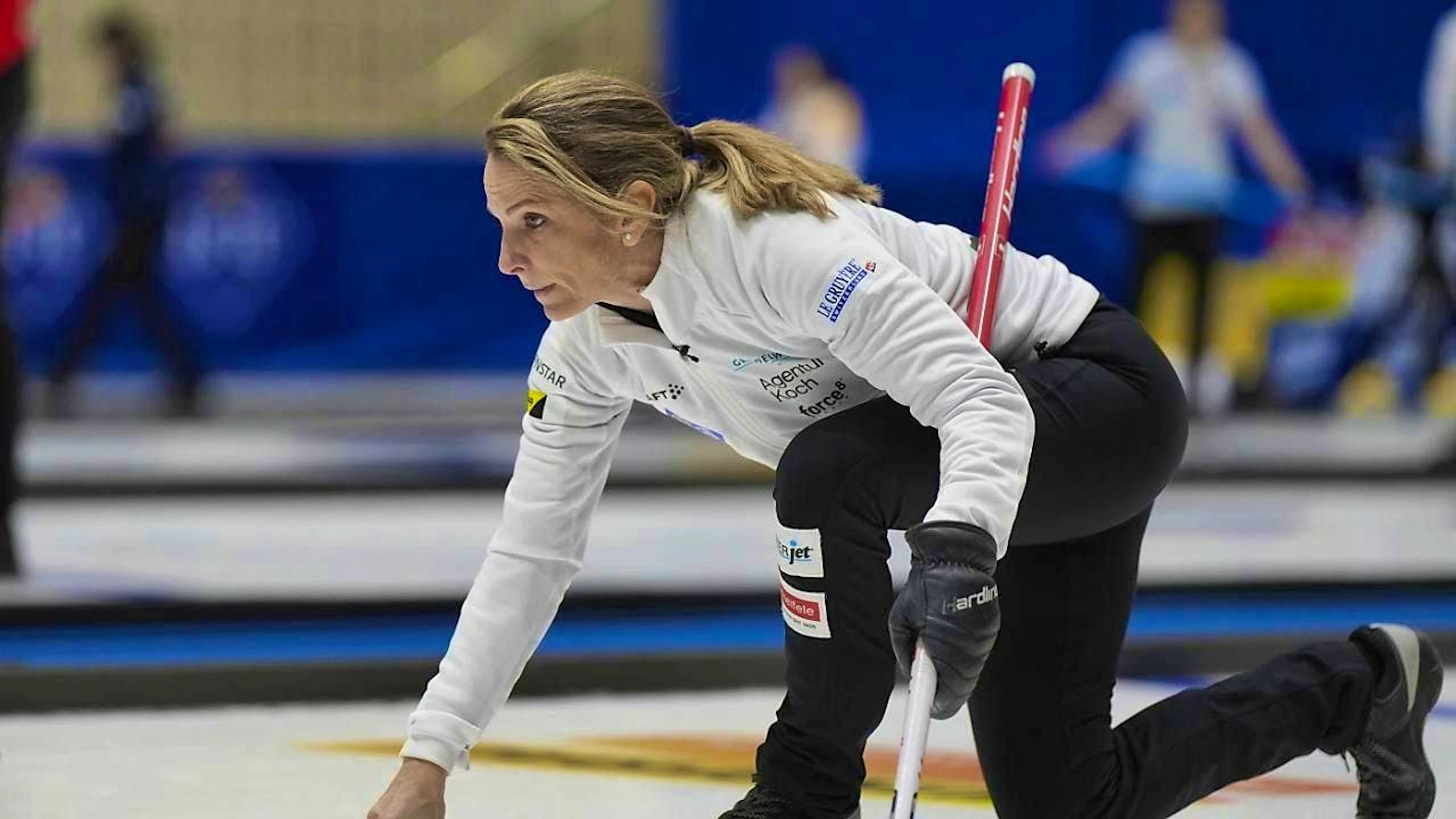 The Swiss women with skip Silvana Tirinzoni (picture) have to admit defeat for the first time after eight victories.