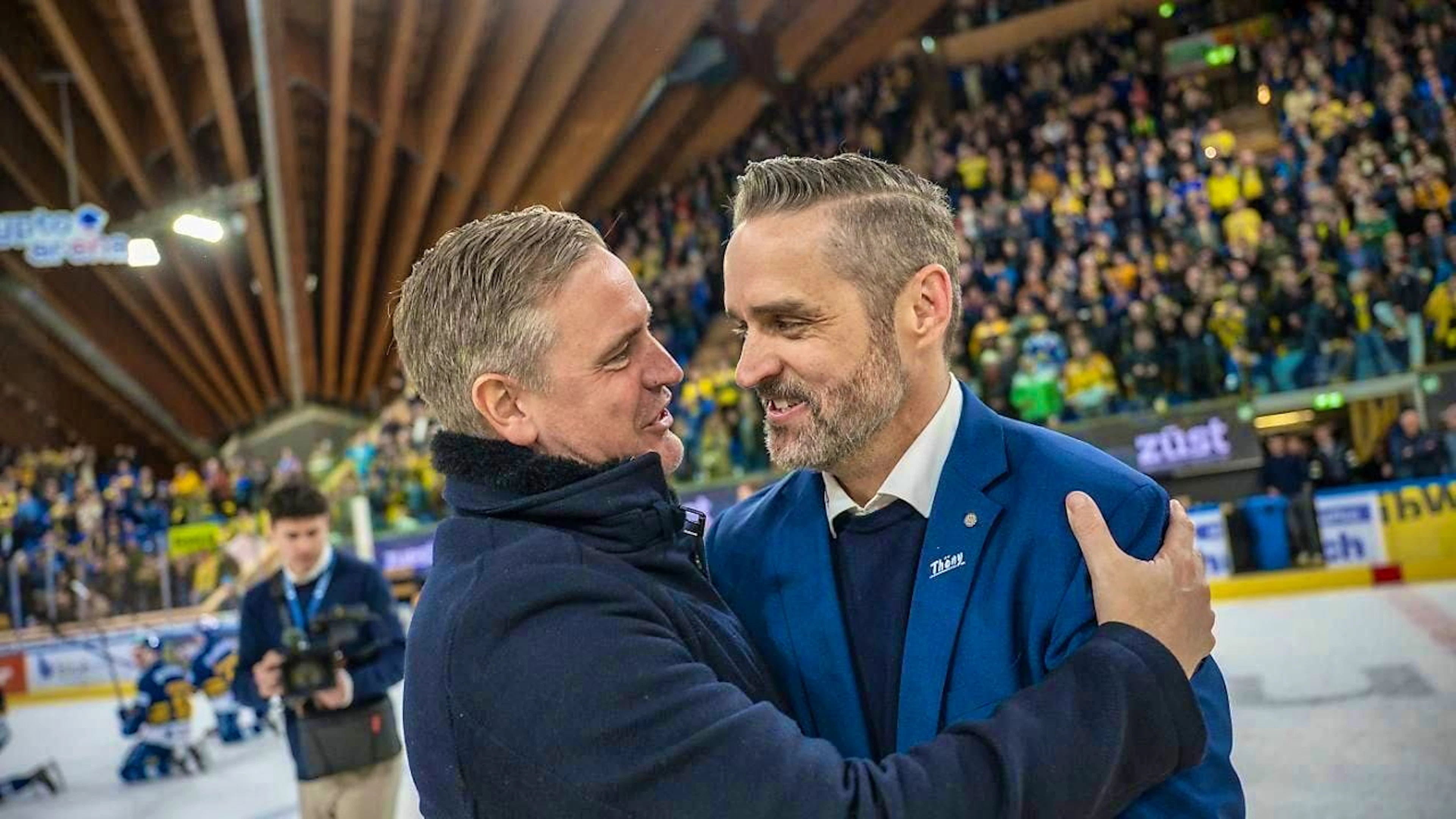 Farewell and congratulations to a good friend: Zug's outgoing coach Dan Tangnes (left) hugs Davos head coach Josh Holden