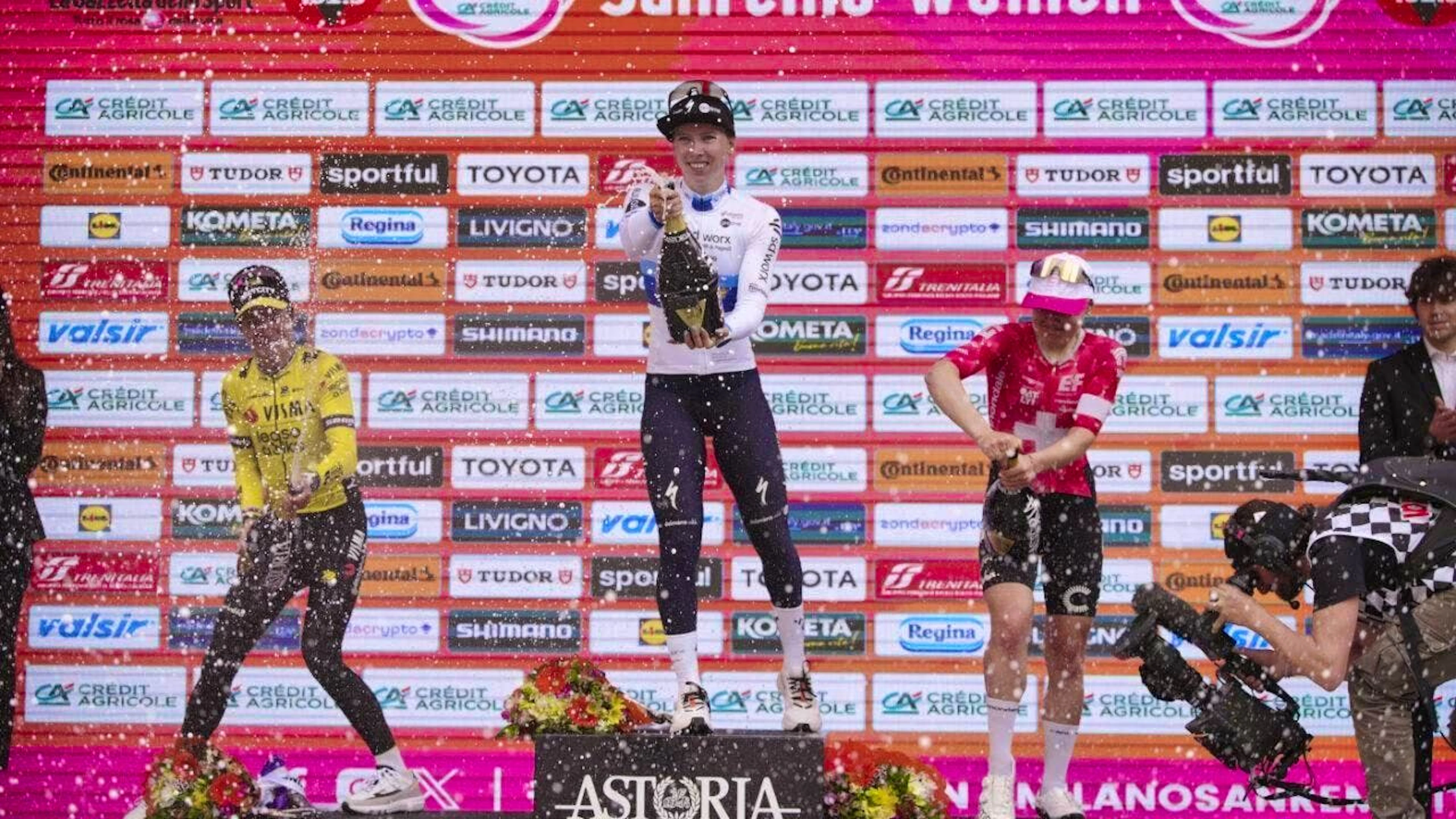 The podium with Noemi Rüegg on the third-highest step