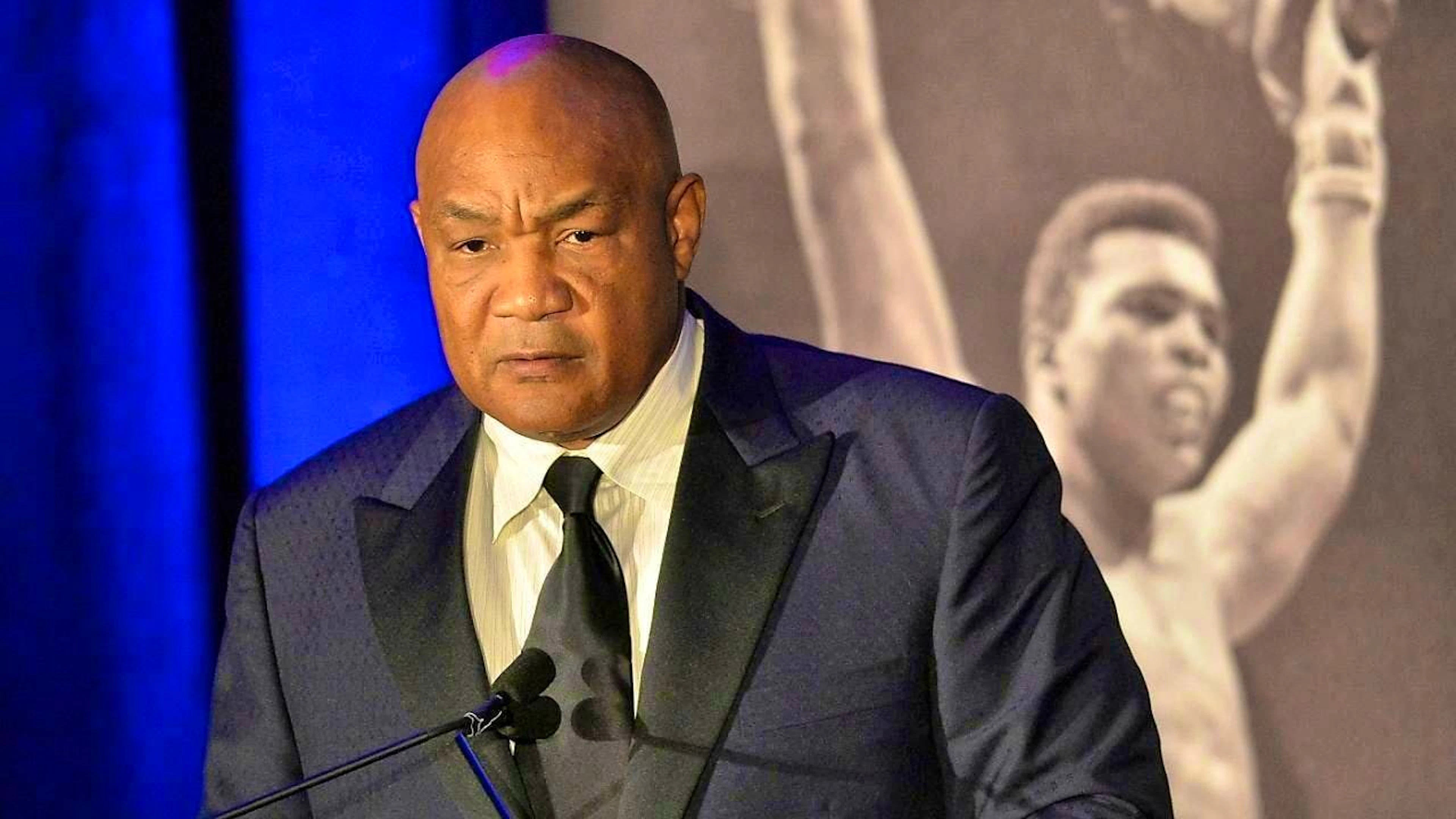 ARCHIVE - Former heavyweight boxing champion George Foreman gives Muhammad Ali a stern look during the Sports Illustrated Legacy Awards on Thursday, Oct. 1, 2015, in Louisville, Kyoto. Foreman is dead. He died peacefully on Friday (local time) surrounded by his family. Photo: Timothy D. Easley/AP/dpa