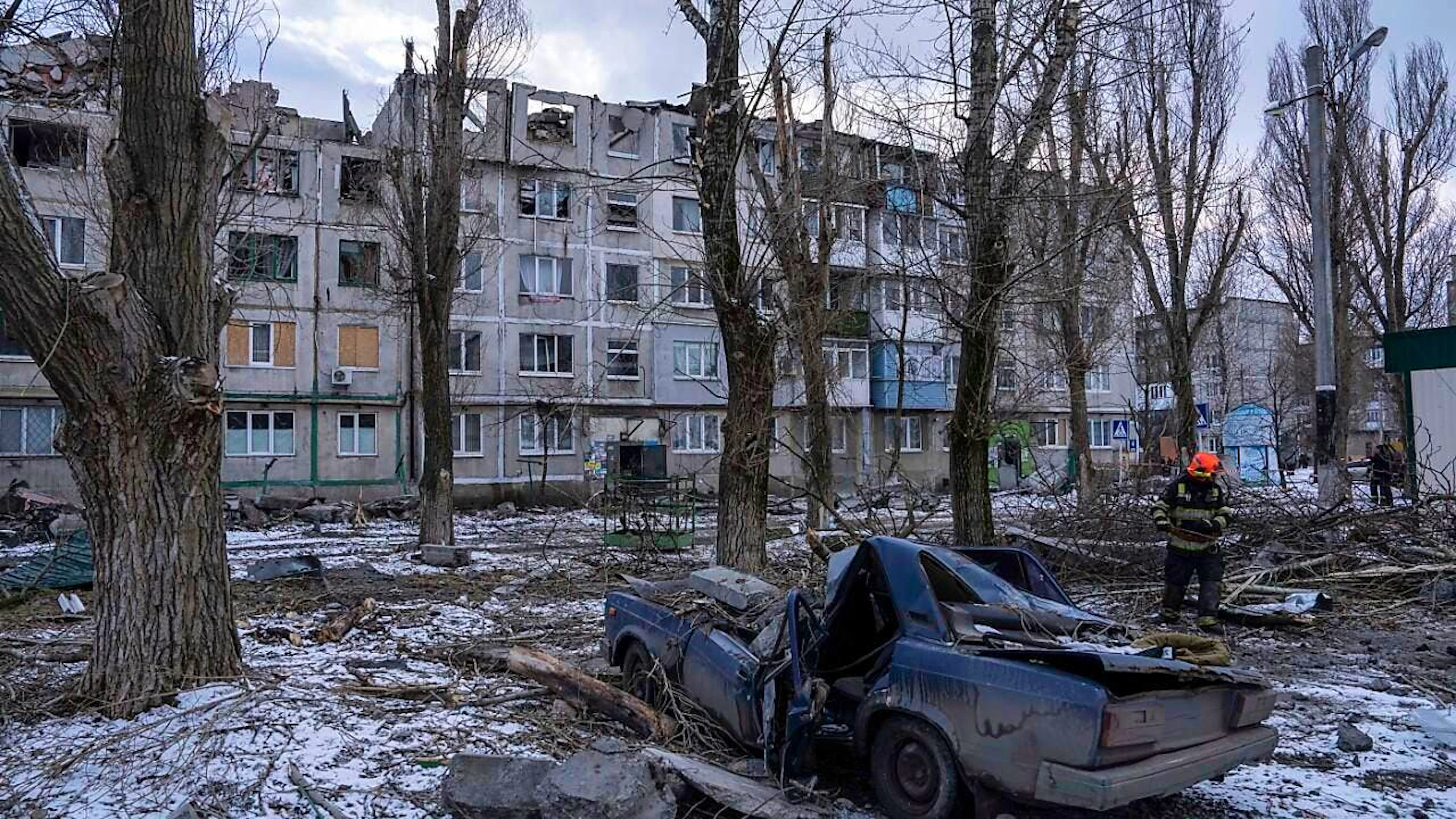 ARCHIV - Ein Rettungsarbeiter räumt die Trümmer eines Wohnhauses weg. Foto: Evgeniy Maloletka/AP/dpa/Archivbild