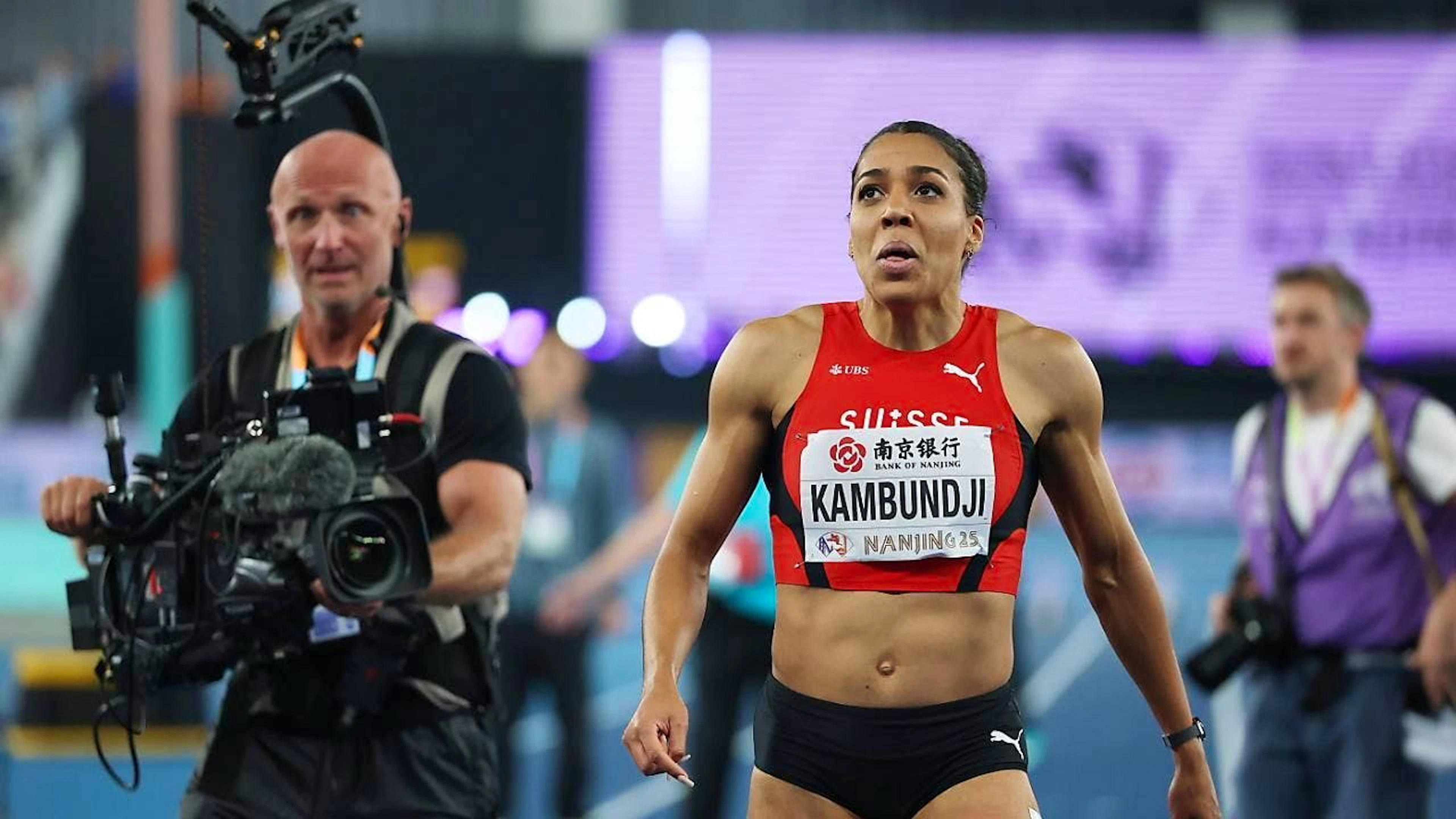 Mujinga Kambundji kann es kaum nach dem Gewinn von WM-Gold kaum fassen.