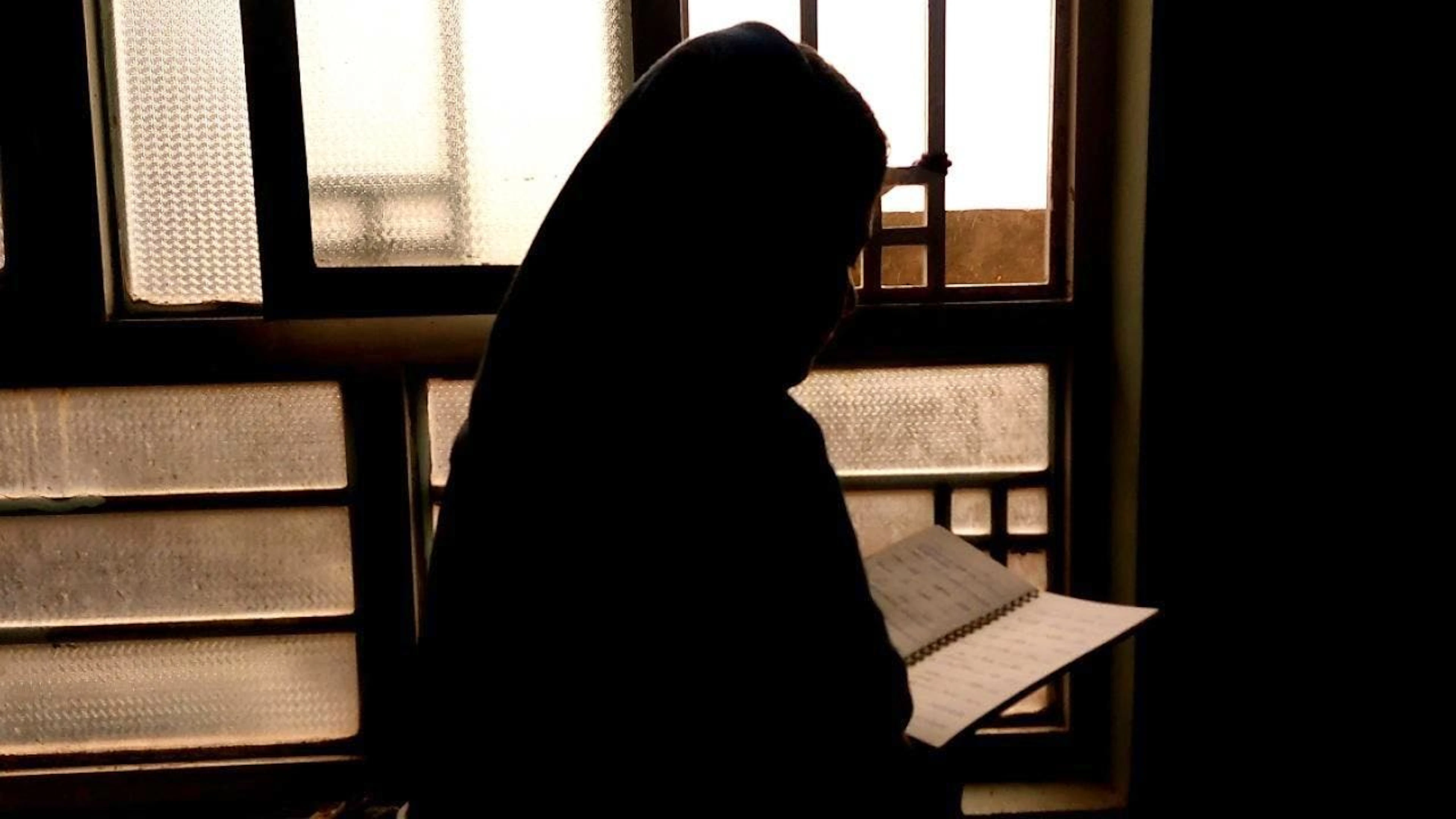 ARCHIV - Eine 15-Jährige liest in einem Heft in Afghanistan. Foto: Fariba Akbari/dpa