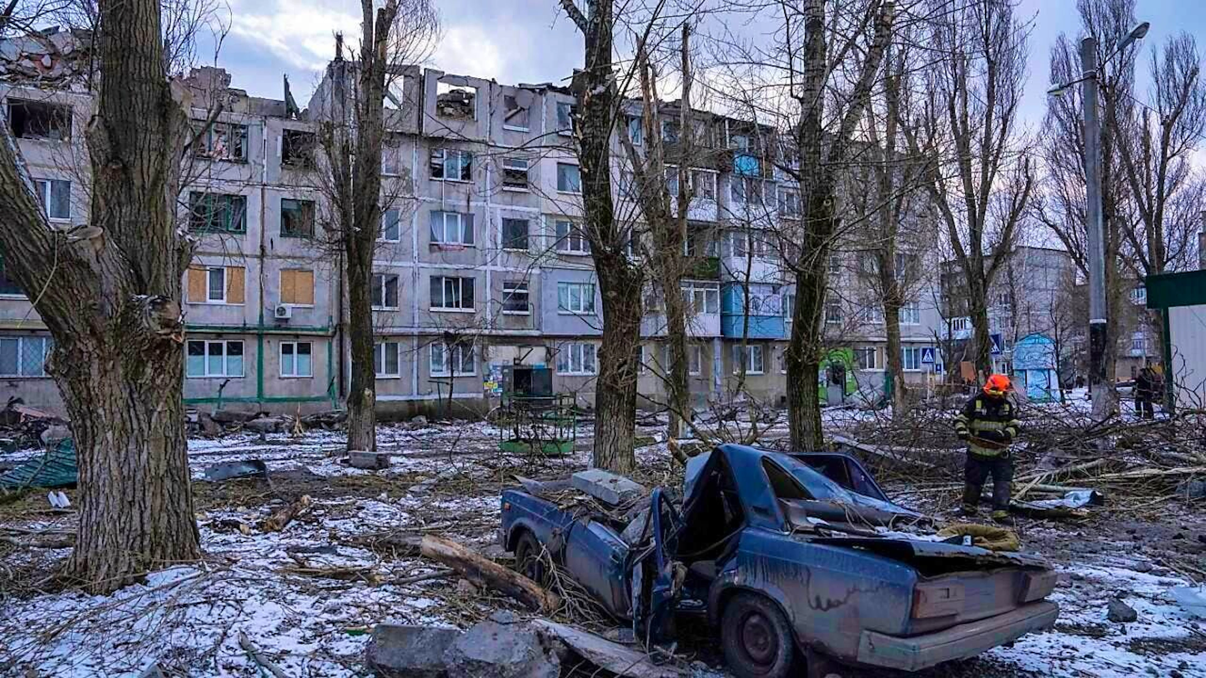 ARCHIVE - A rescue worker clears the rubble from a residential building. Photo: Evgeniy Maloletka/AP/dpa/Archive photo
