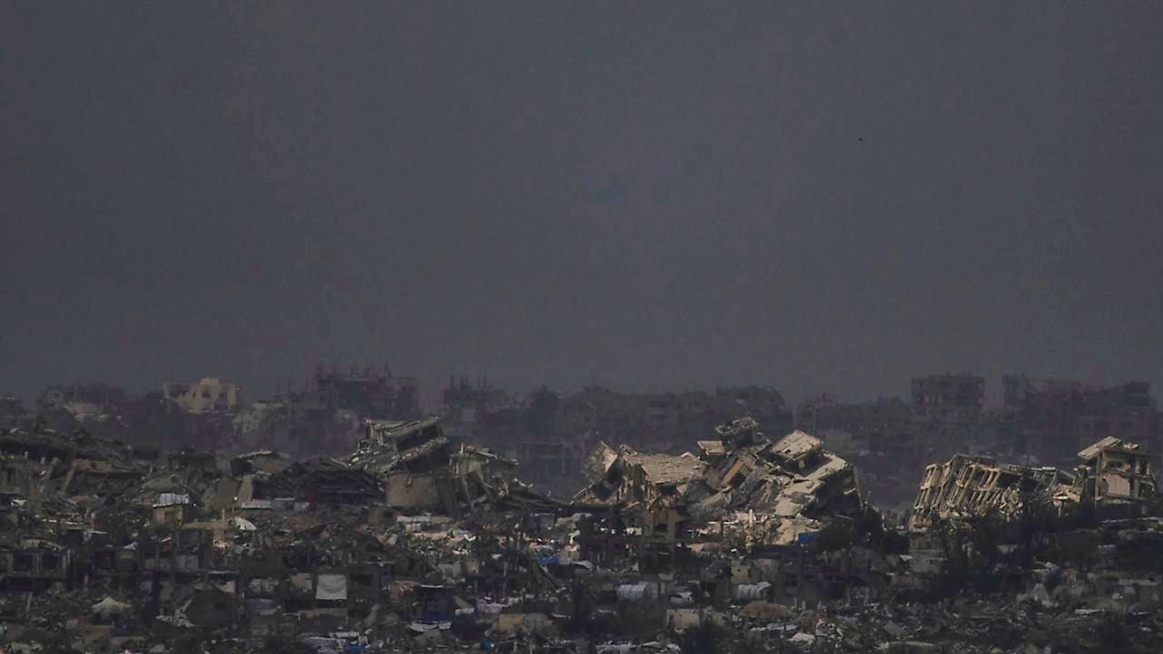 Während der israelischen Luft- und Bodenoffensive im Gazastreifen zerstörte Gebäude, vom Süden Israels aus gesehen. Foto: Leo Correa/AP/dpa