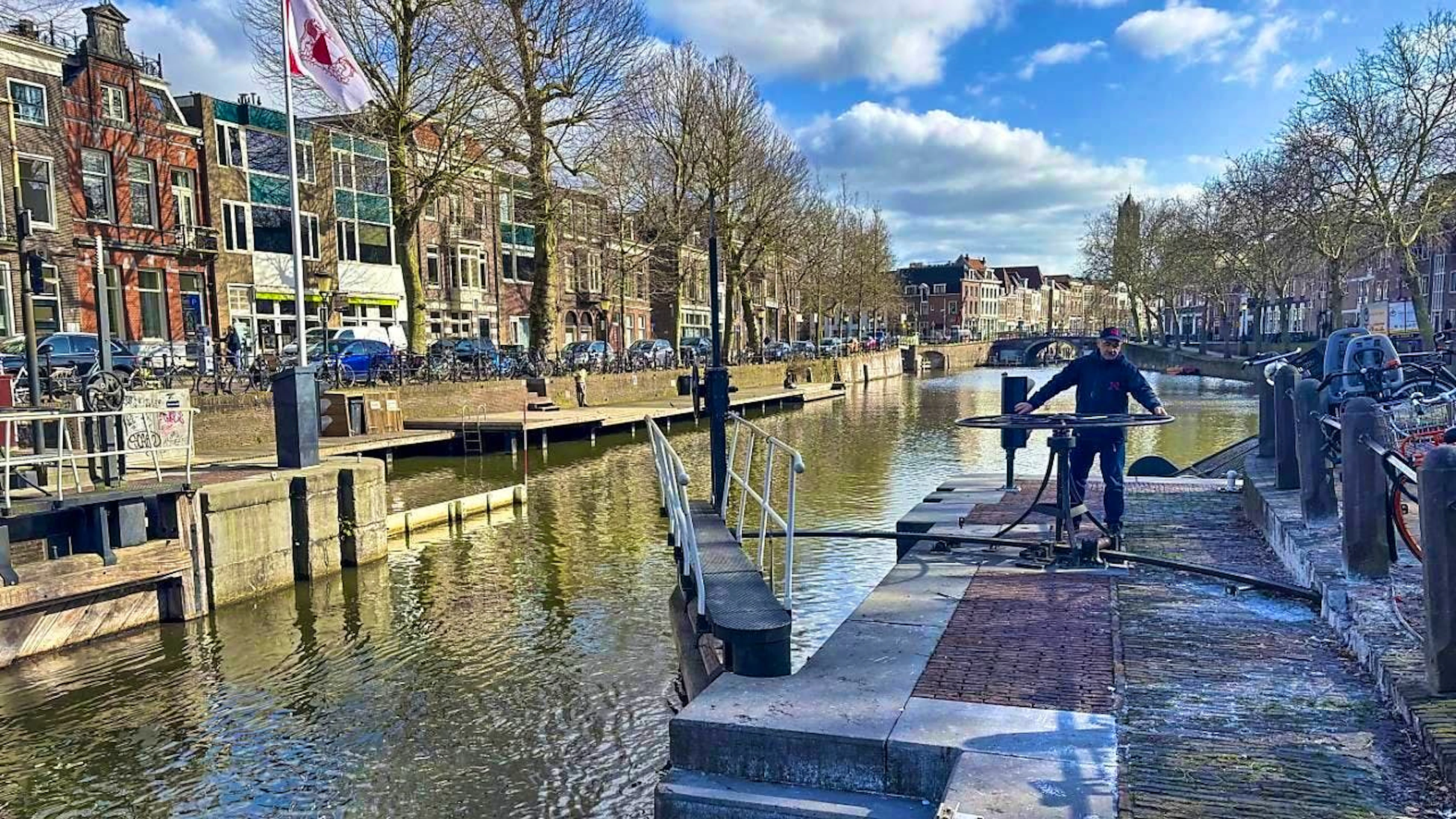 Thousands of fish can spawn in the canals of Utrecht NL despite the lock. Fortunately, there is a bell - and human support. (archive picture)