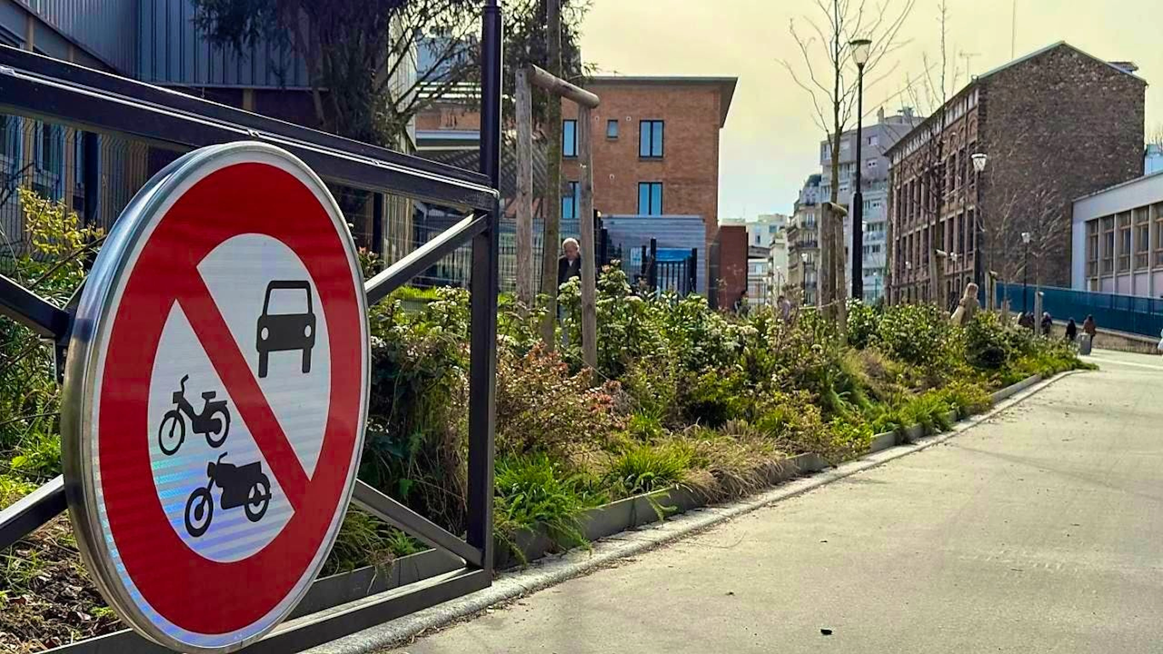 At the entrance to a pedestrian street in the north of Paris, a sign indicates that cars and motorcycles are not allowed to drive here. Photo: Rachel Boßmeyer/dpa