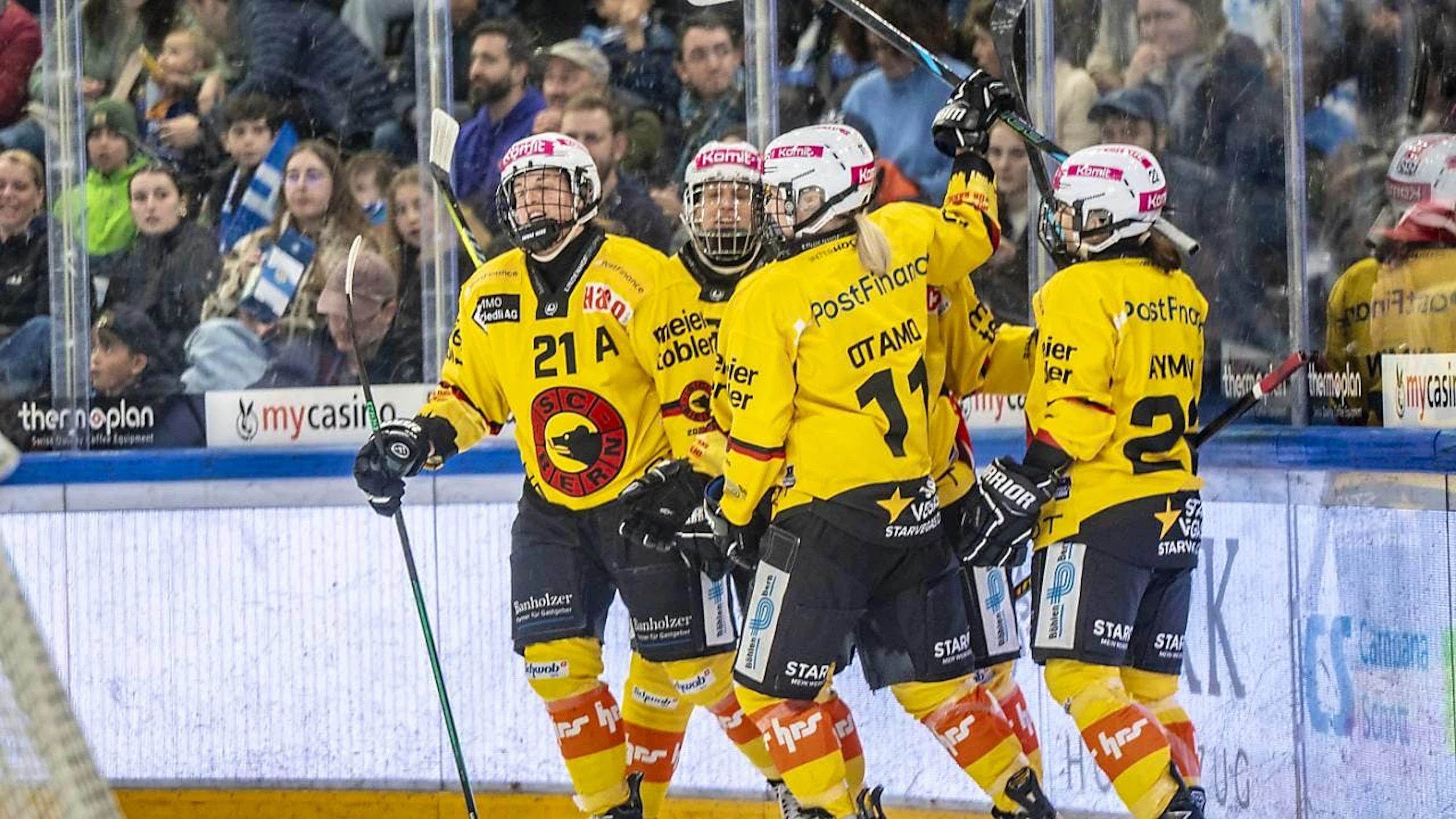 Ist das schon der Meisterjubel: Die Doppeltorschützin Kaleigh Quennec (li.) freut sich mit ihren Berner Teamkolleginnen über den zweiten Sieg im Playoff-Final gegen Zug