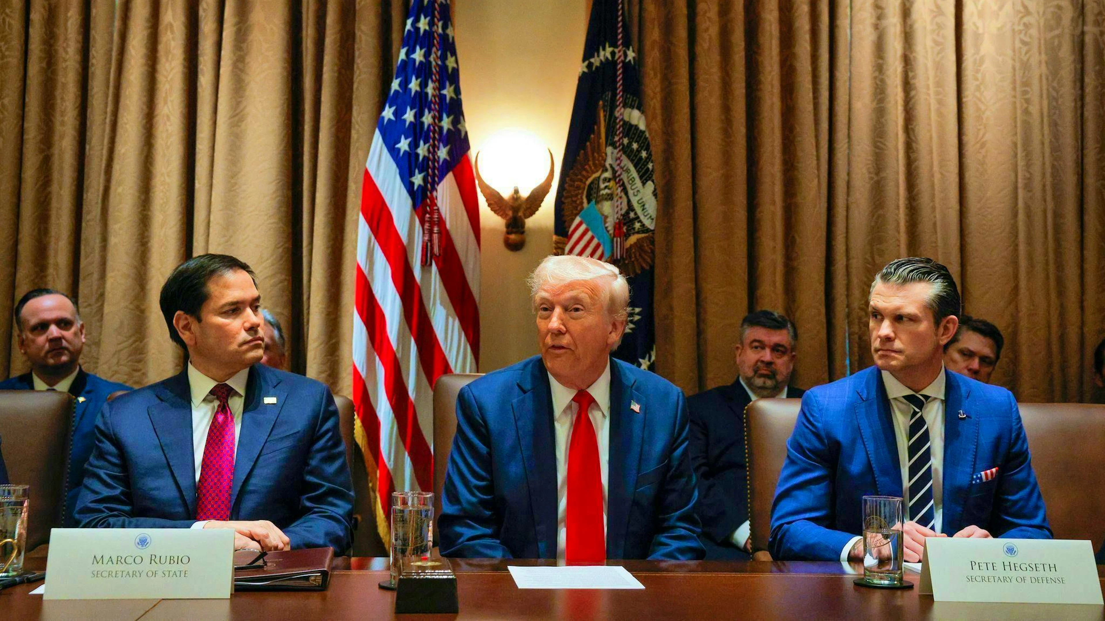 Trump between his ministers Rubio (left) and Hegseth (right).