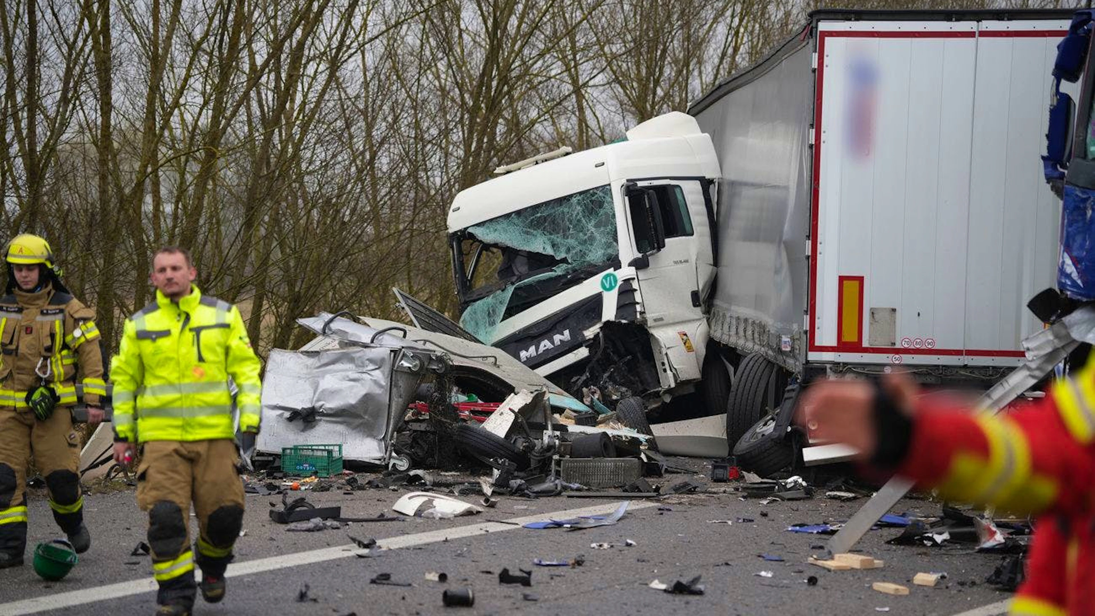 Rettungskräfte am Unfallort.