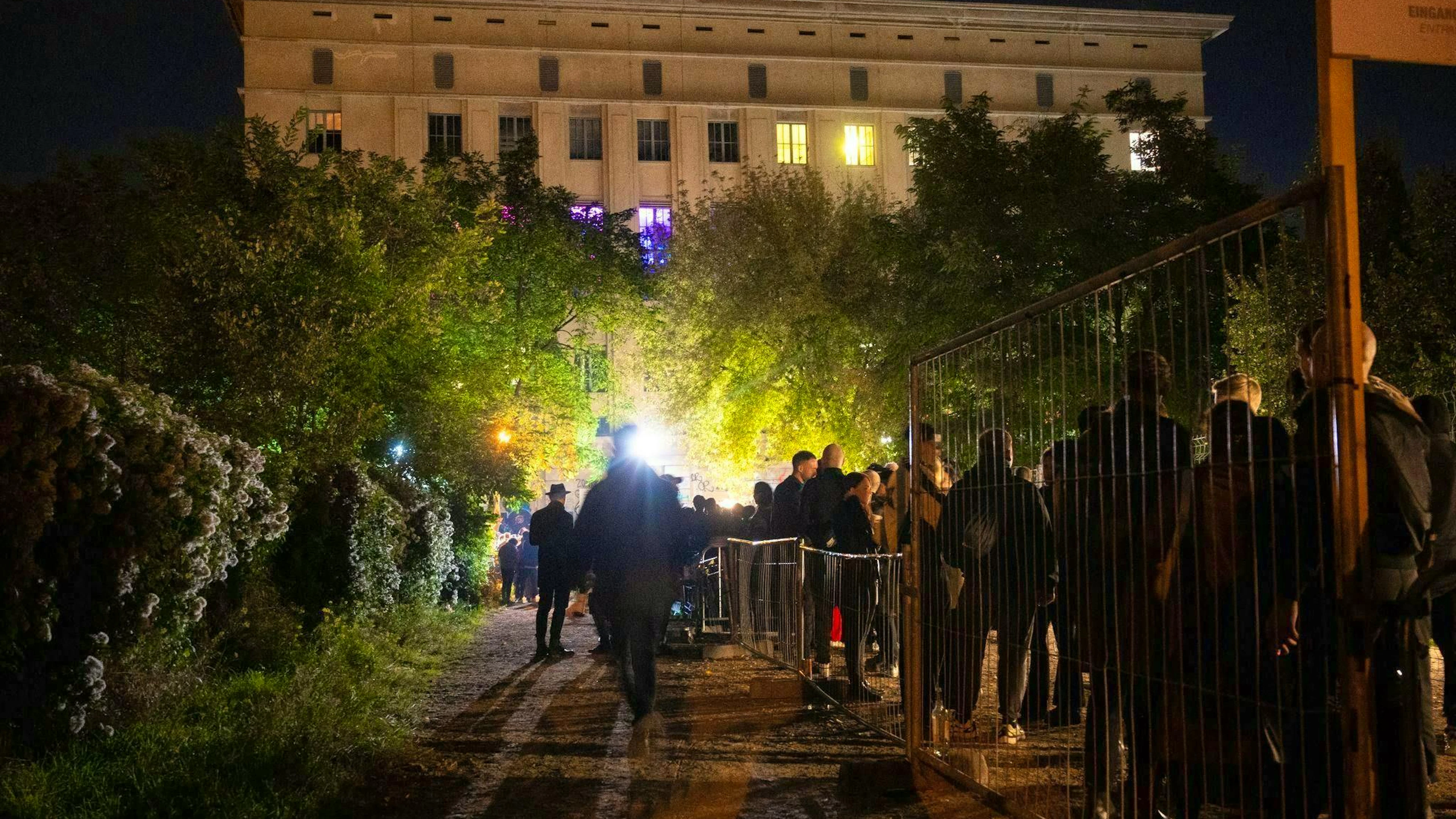 Above all, patience is required here, as the queue outside Berghain can sometimes stretch for several hours.