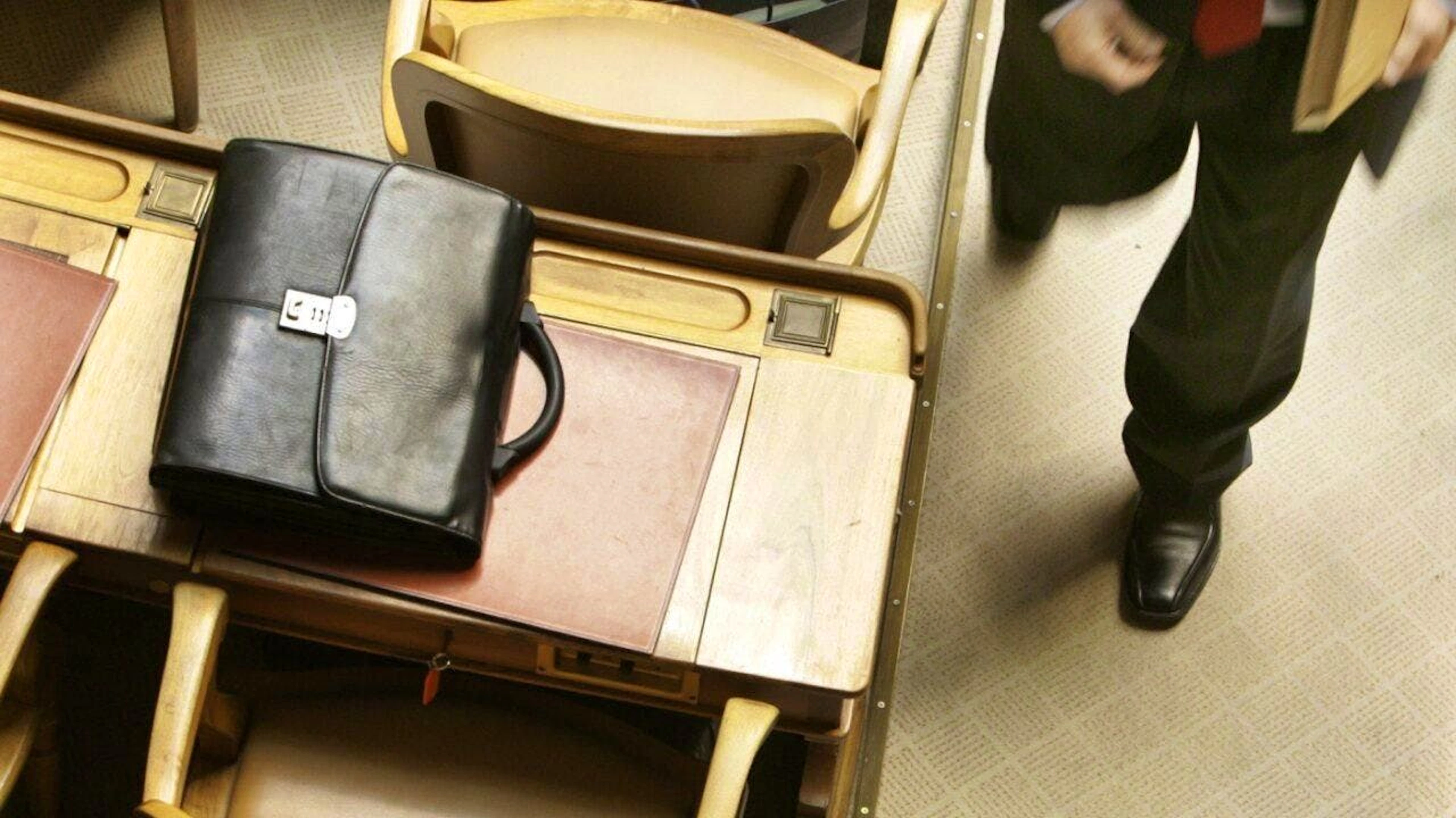 Eine neue Volksinitiative will den Einfluss von Parlamentsmitgliedern mit ausgewiesenen Interessenbindungen in Kommissions- und Ratsdebatten ausbremsen. (Symbolbild)