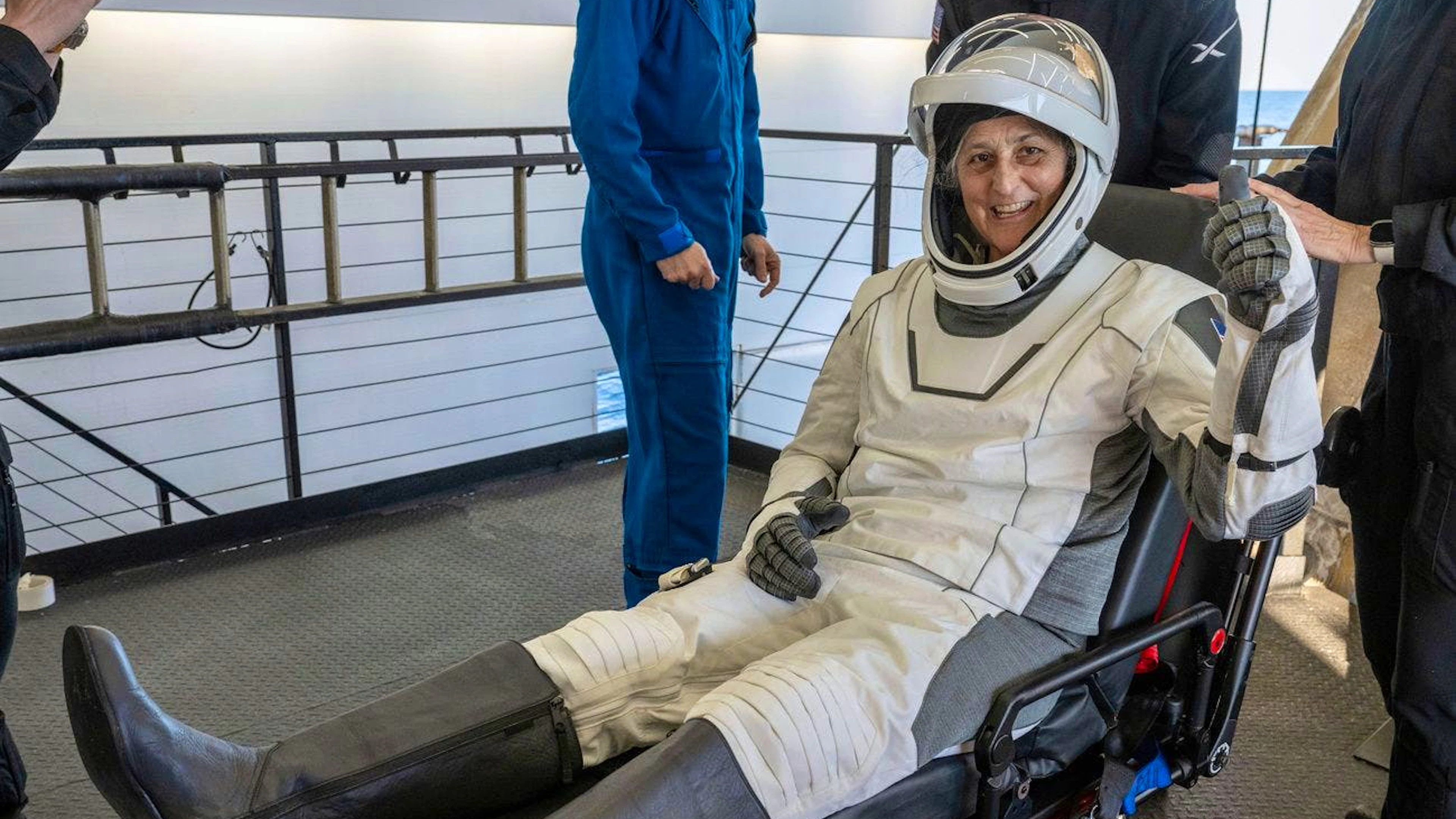 Nasa-Astronautin Suni Williams Minuten nachdem sie und Barry Wilmore mit einer «Crew Dragon»-Raumkapsel der Raumfahrtfirma SpaceX im Meer vor der Küste des US-Bundesstaates Florida gelandet waren. (18. März 2025)