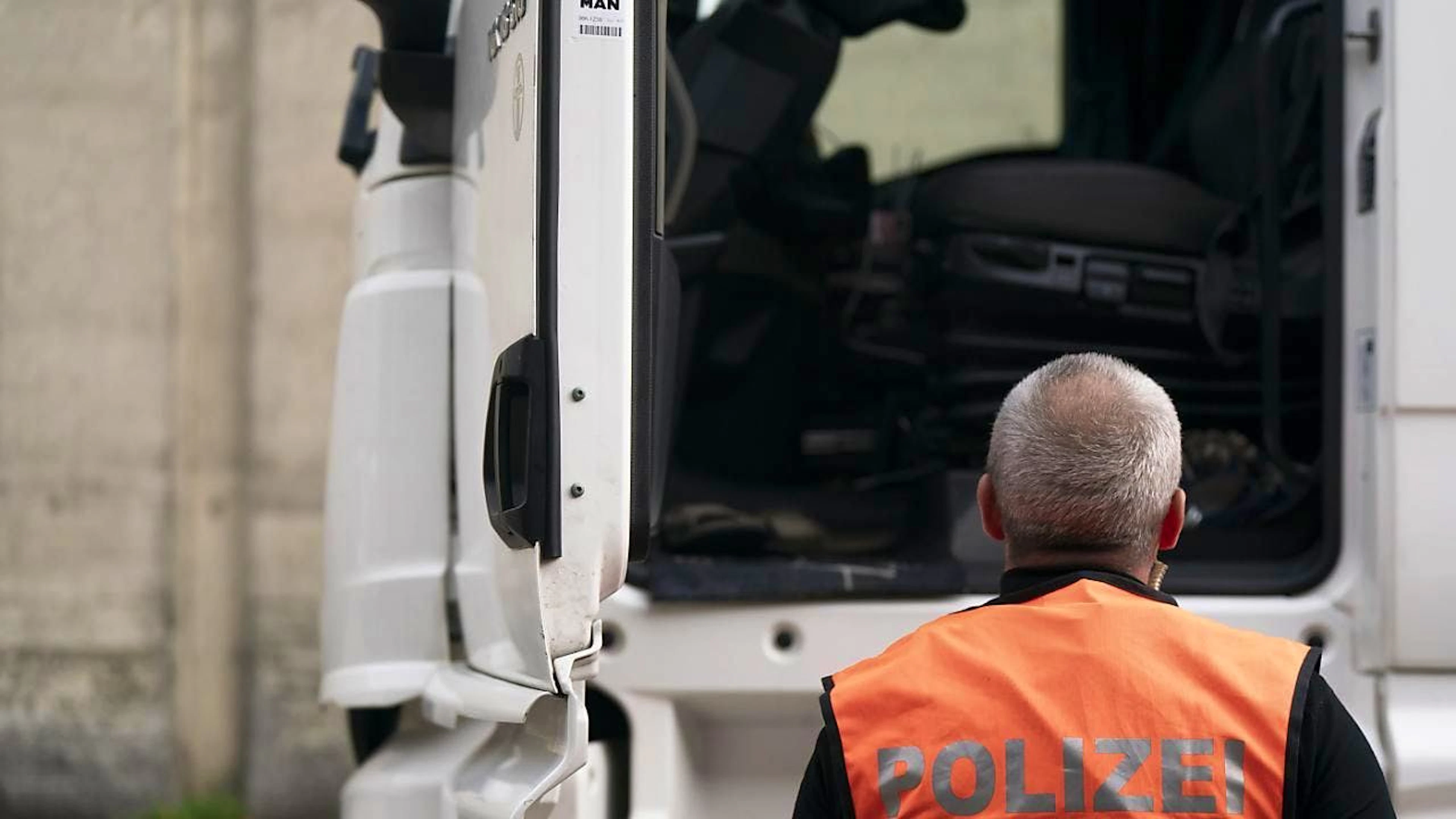 20 Prozent des Schwerverkehrs beanstandet: Polizei bei der Arbeit im Schwerverkehrskontrollzentrum Schaffhausen. (Archivbild)