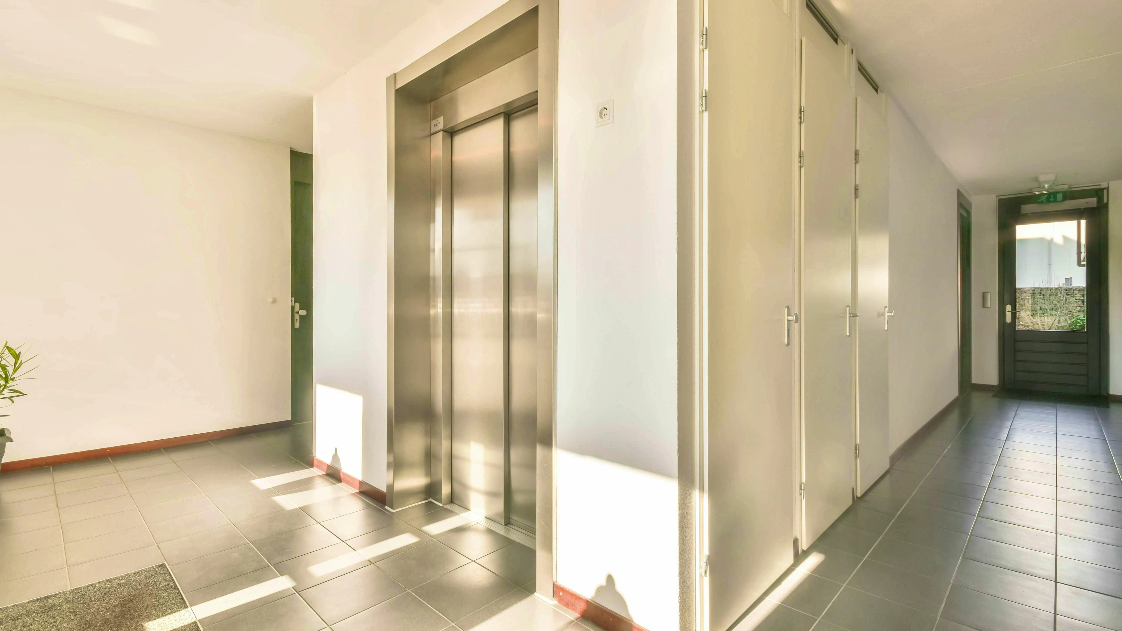 A heated argument broke out in front of the elevator of an apartment building.