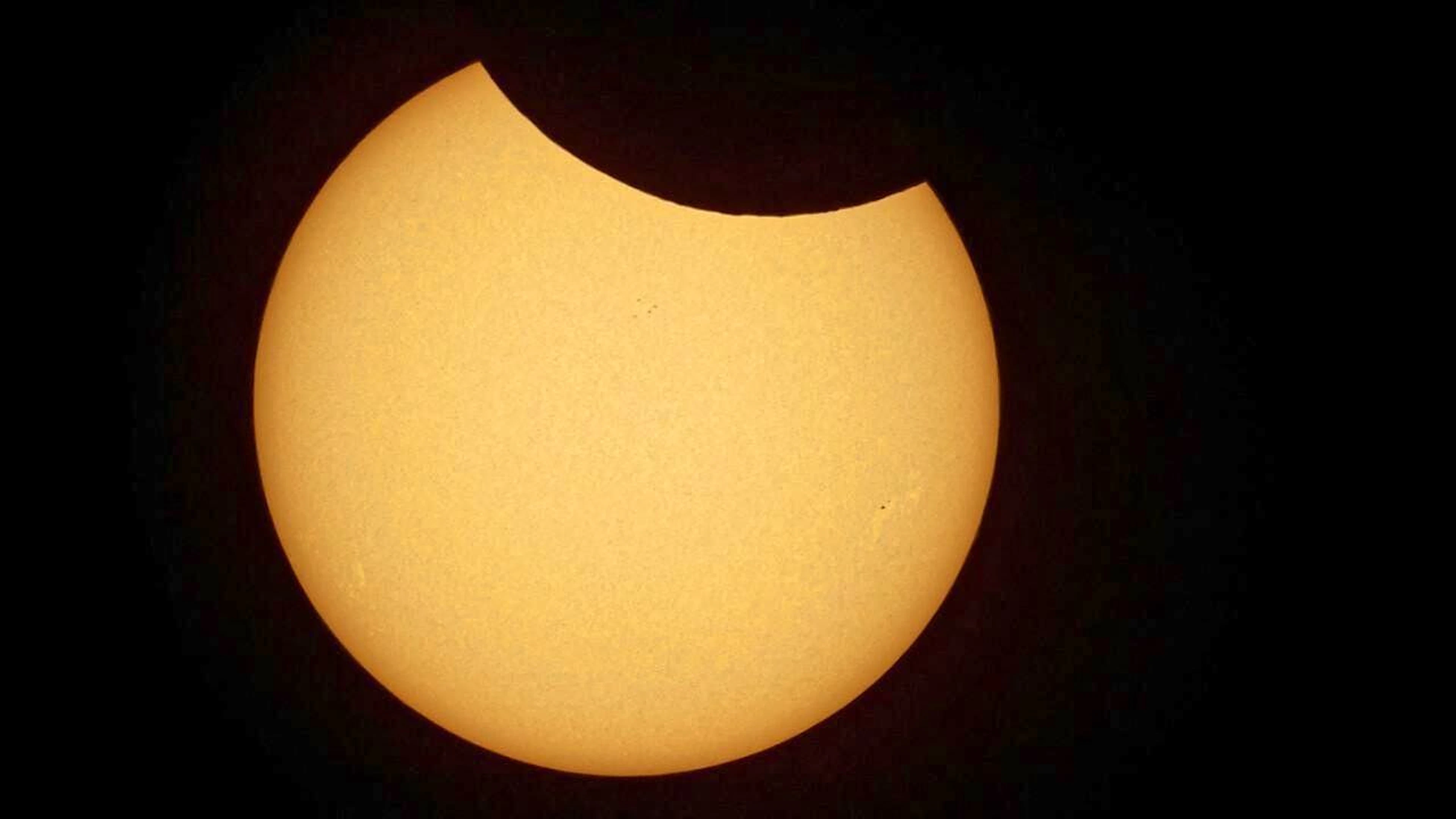 Only a small part of the sun is covered by the moon during a partial solar eclipse. (archive image)
