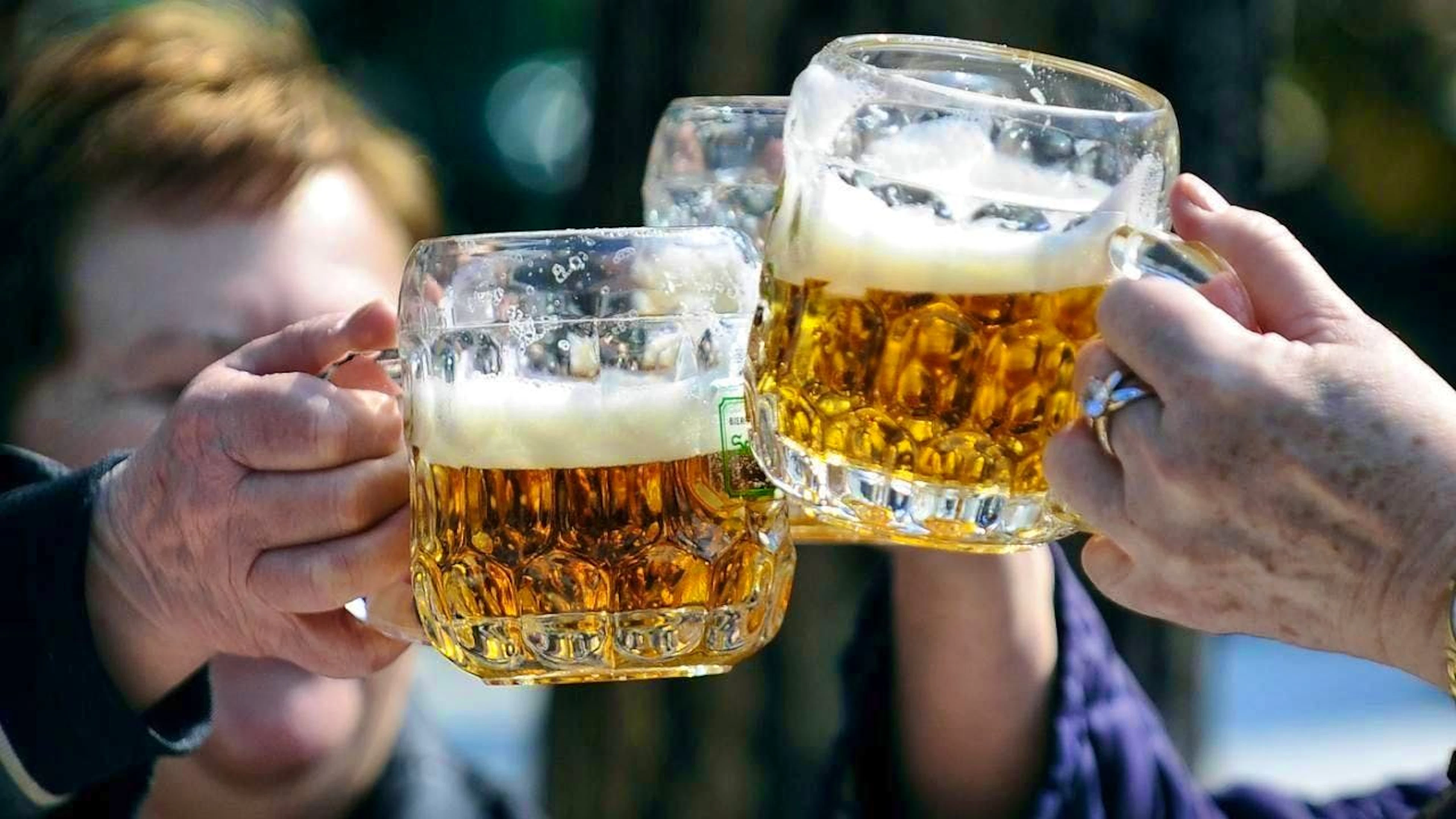 According to the researchers, one reason for alcohol consumption is probably the increased social contacts that can be made during sport. (archive picture)