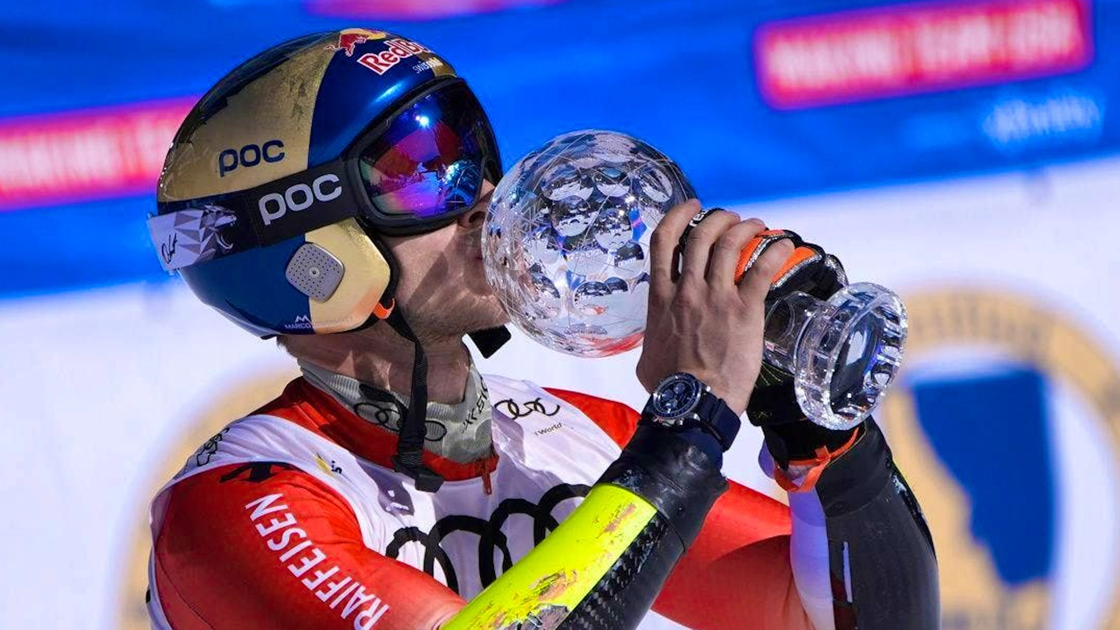 Marco Odermatt wins the small crystal globe in the giant slalom for the fourth time in a row.