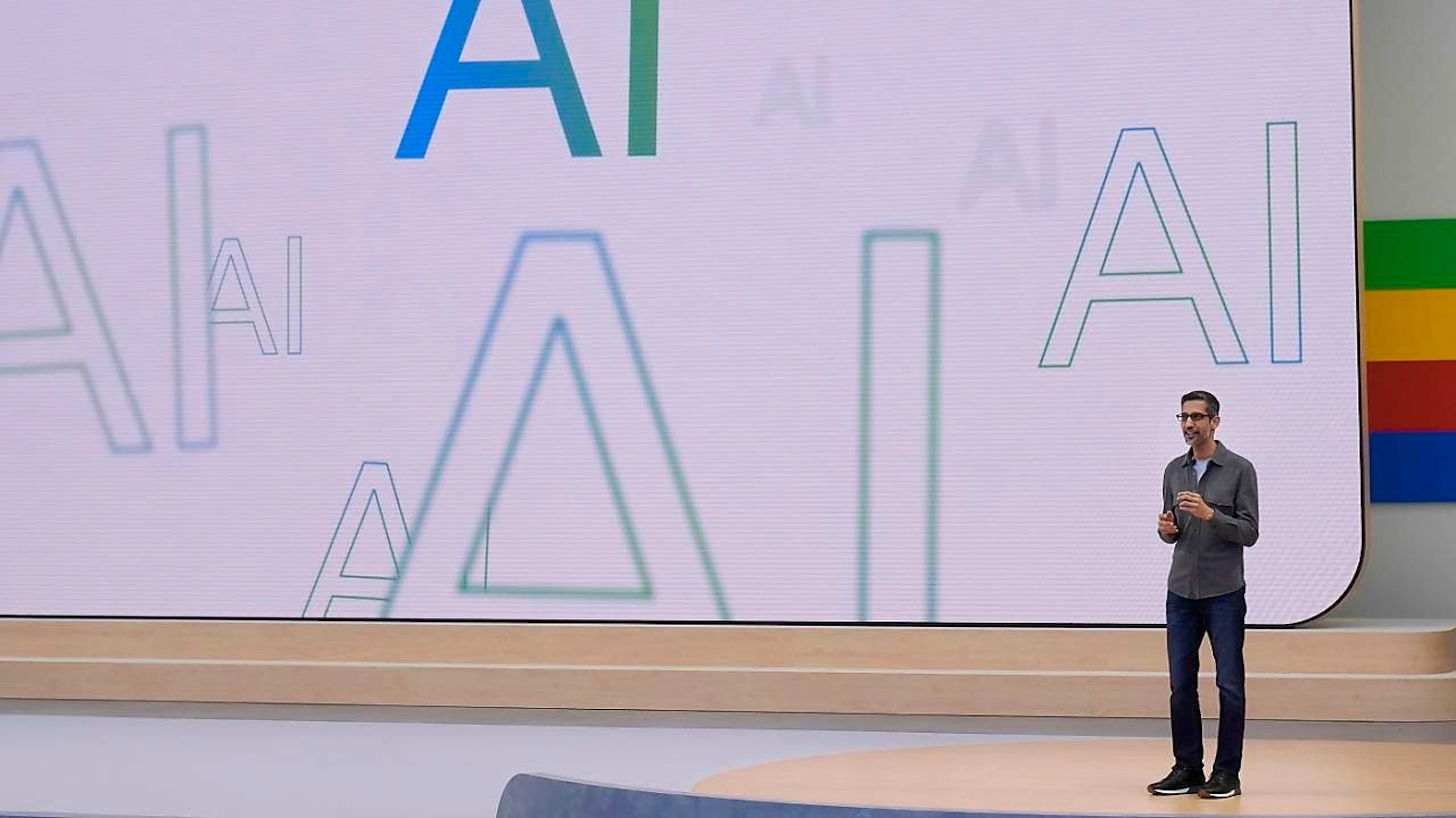 Der CEO der Google-Dachgesellschaft Alphabet, Sundar Pichai spricht über KI. (Archivbild)