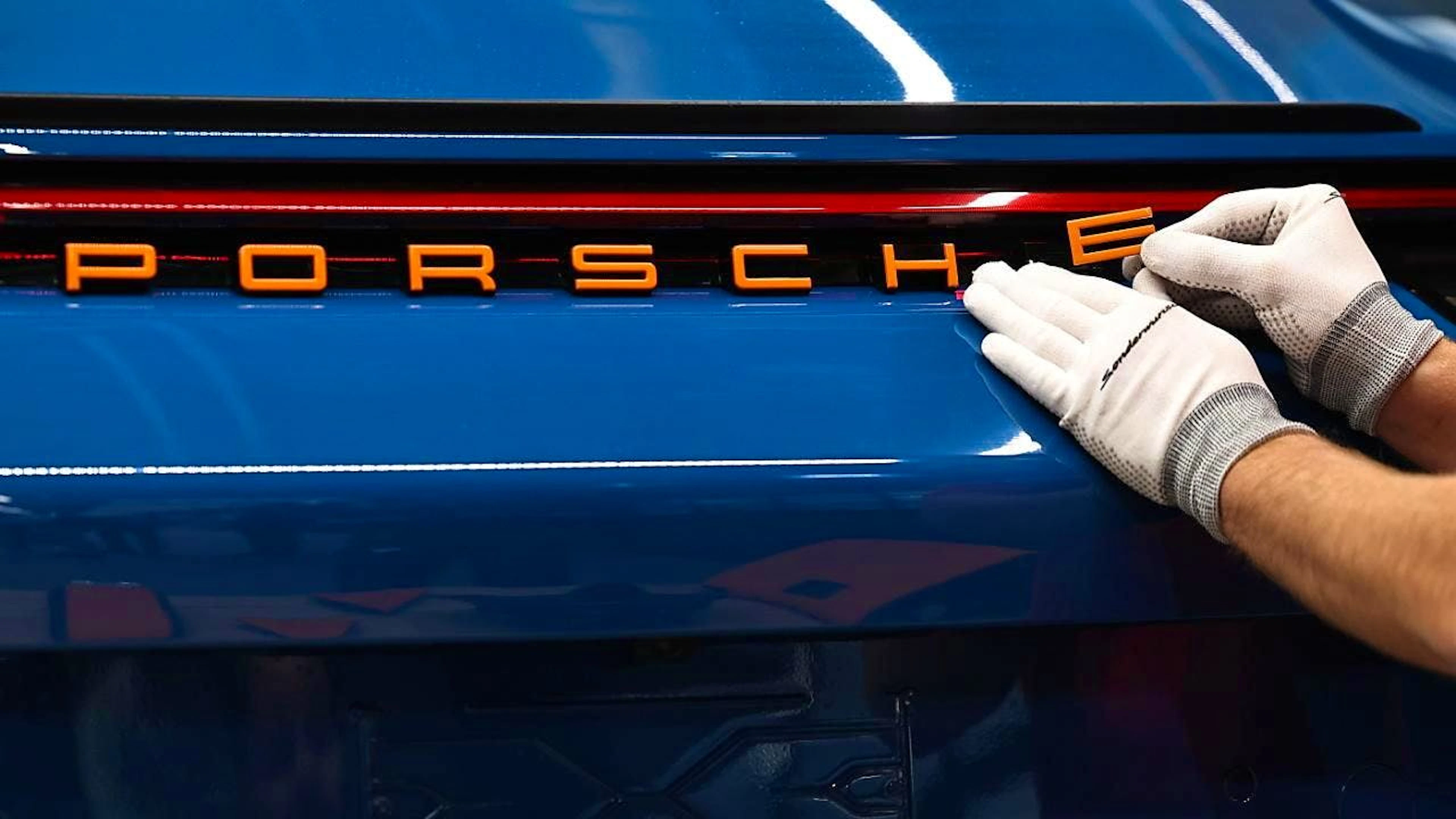 Die deutsche Porsche-Holding will nach einem hohen Milliardenverlust wegen eines schwachen Jahres ihrer Auto-Beteiligungen VW und Porsche weniger Dividende zahlen. (Archivbild)
