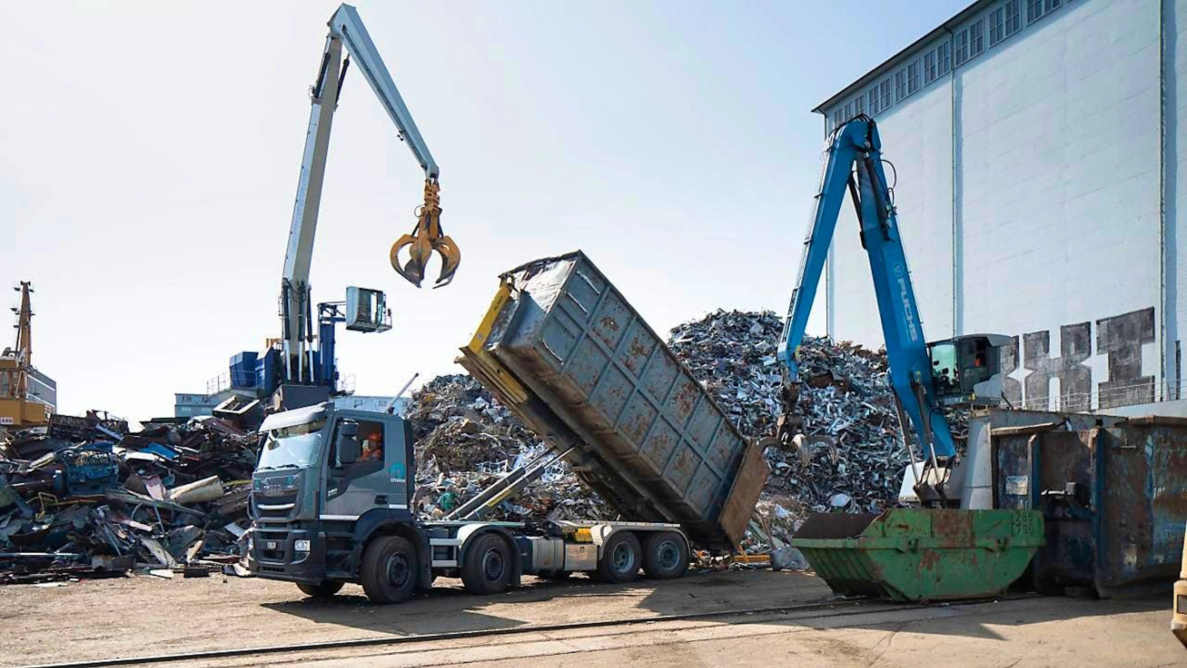 Im Basler Hafenareal wird Altmetall beim Rohstoff-Terminal umgeschlagen. (Archivbild)